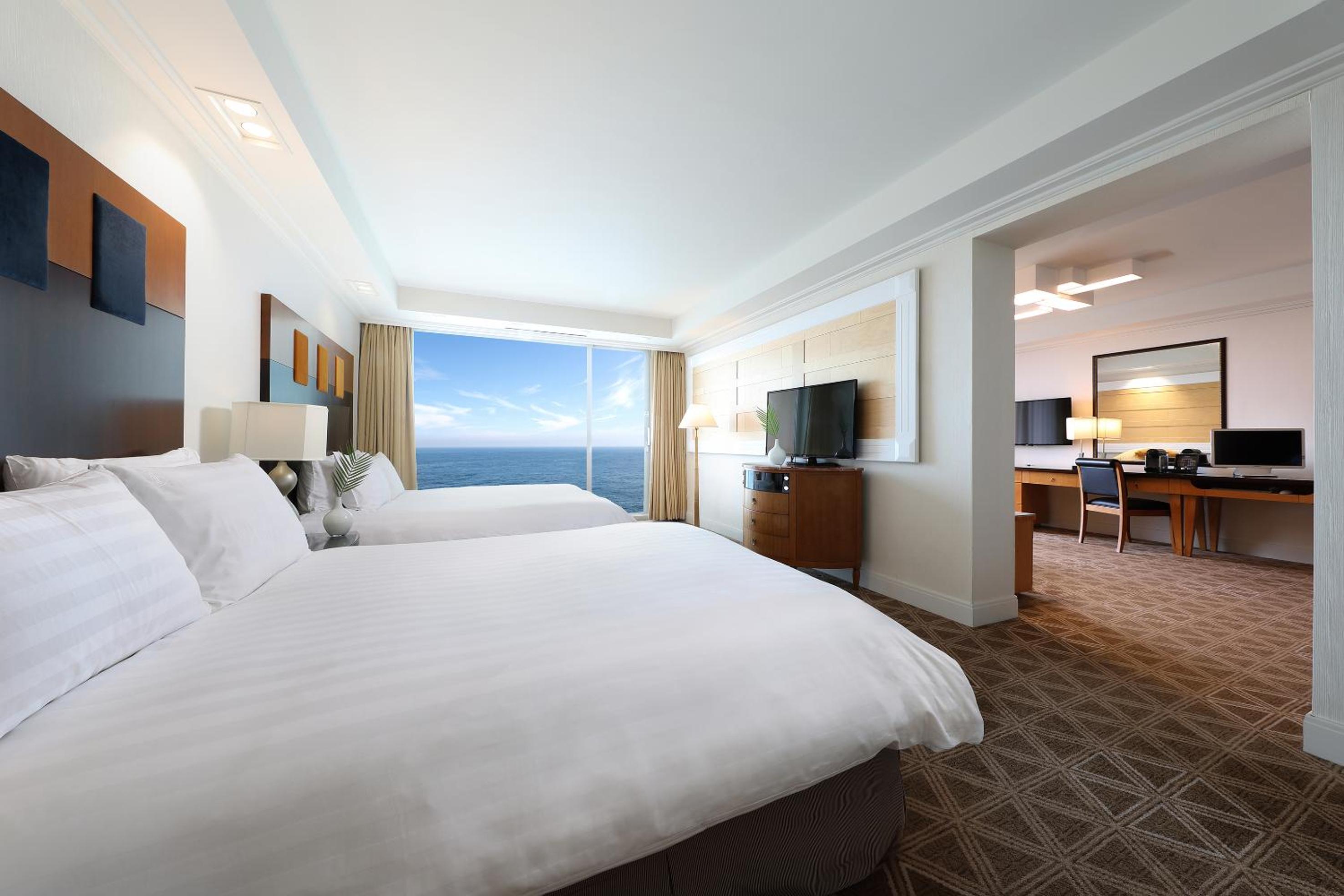 Golden Ocean Suites With Sea View - 1 King + 1 Queen