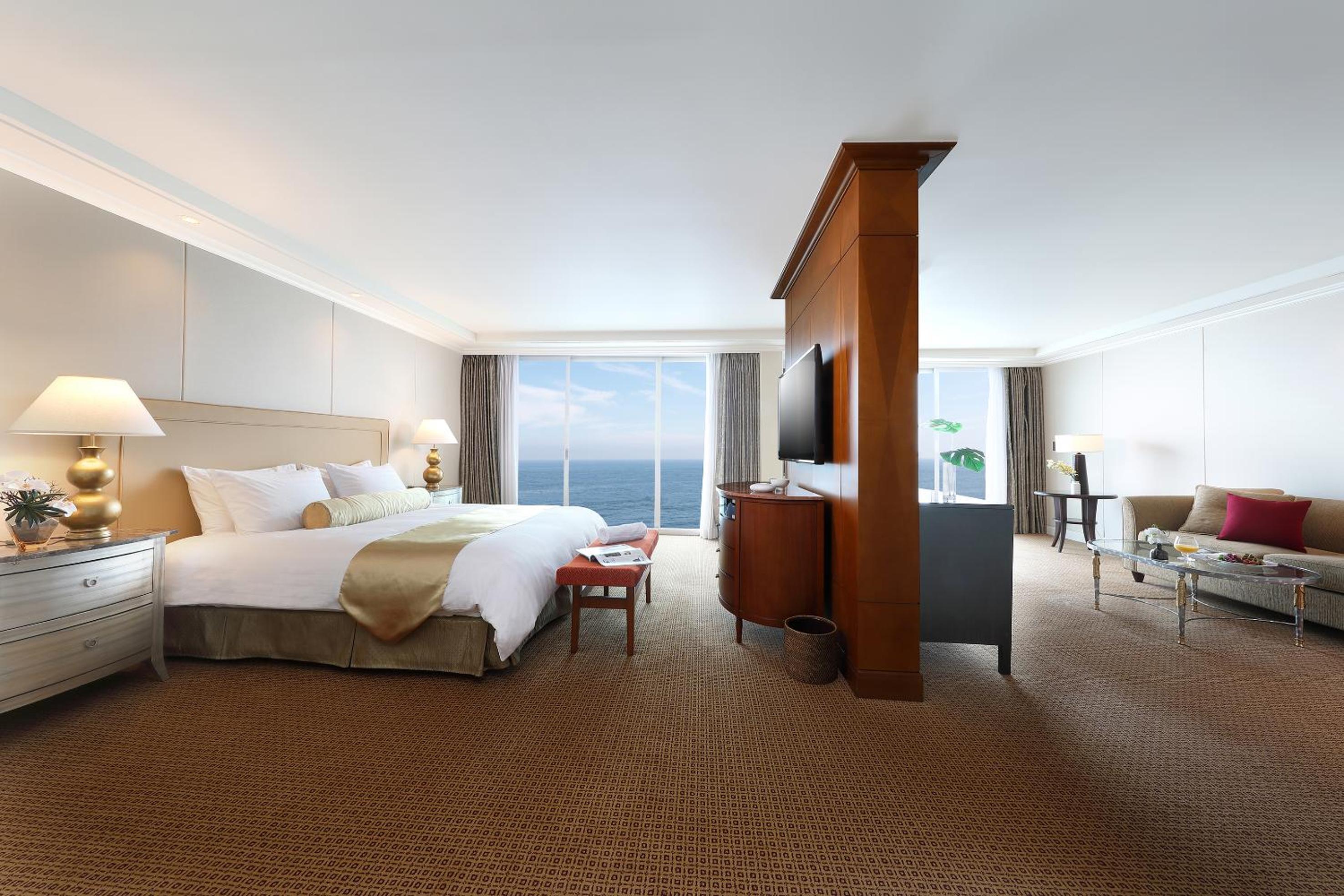 Special Offer - Presidential Suite + Breakfast For 2 + Room Service Dinner For 2 + A Bottle Of Red Wine + Deli Voucher 30,000 Krw