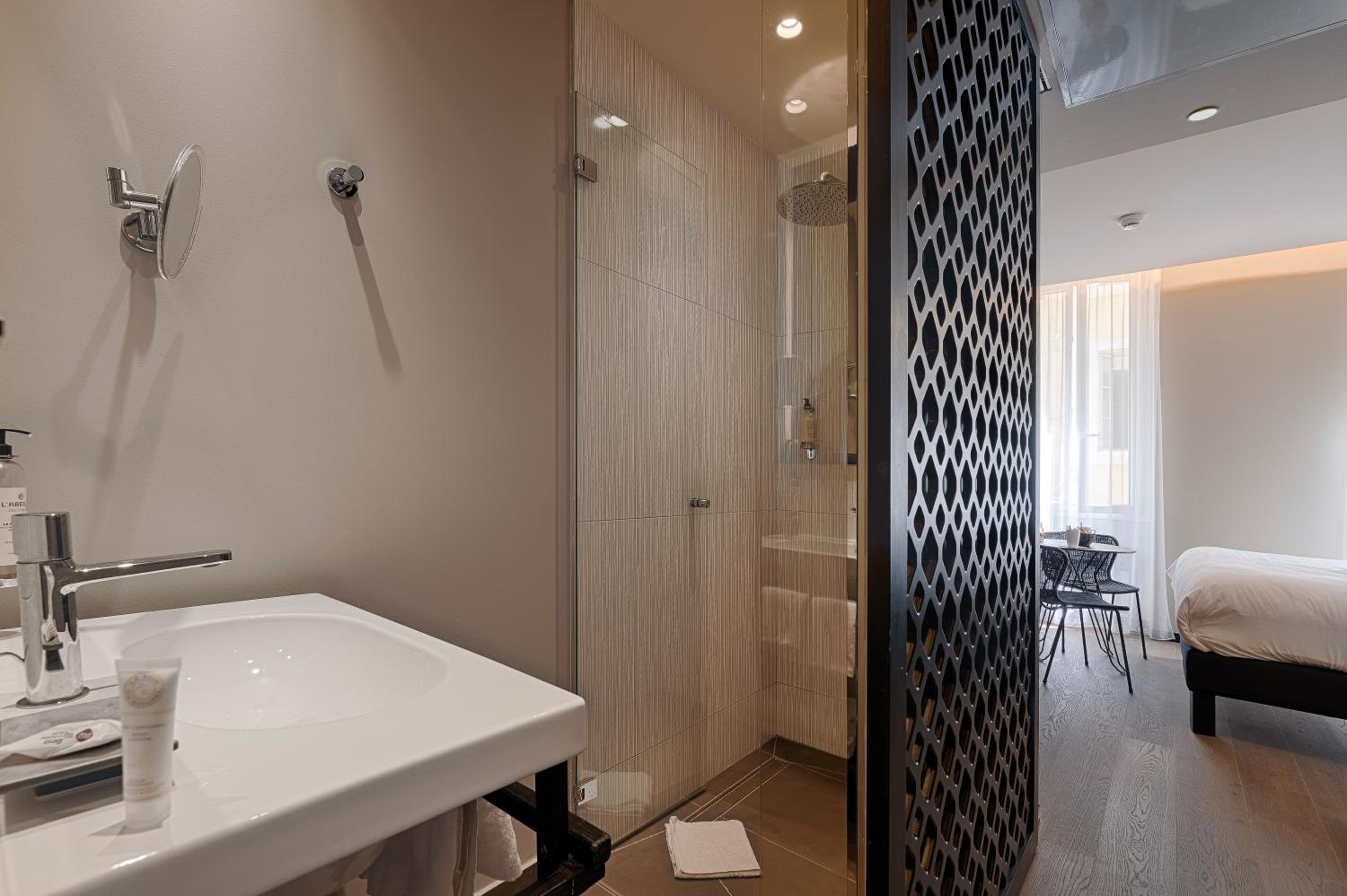 Superior Double Room thumbnail 5