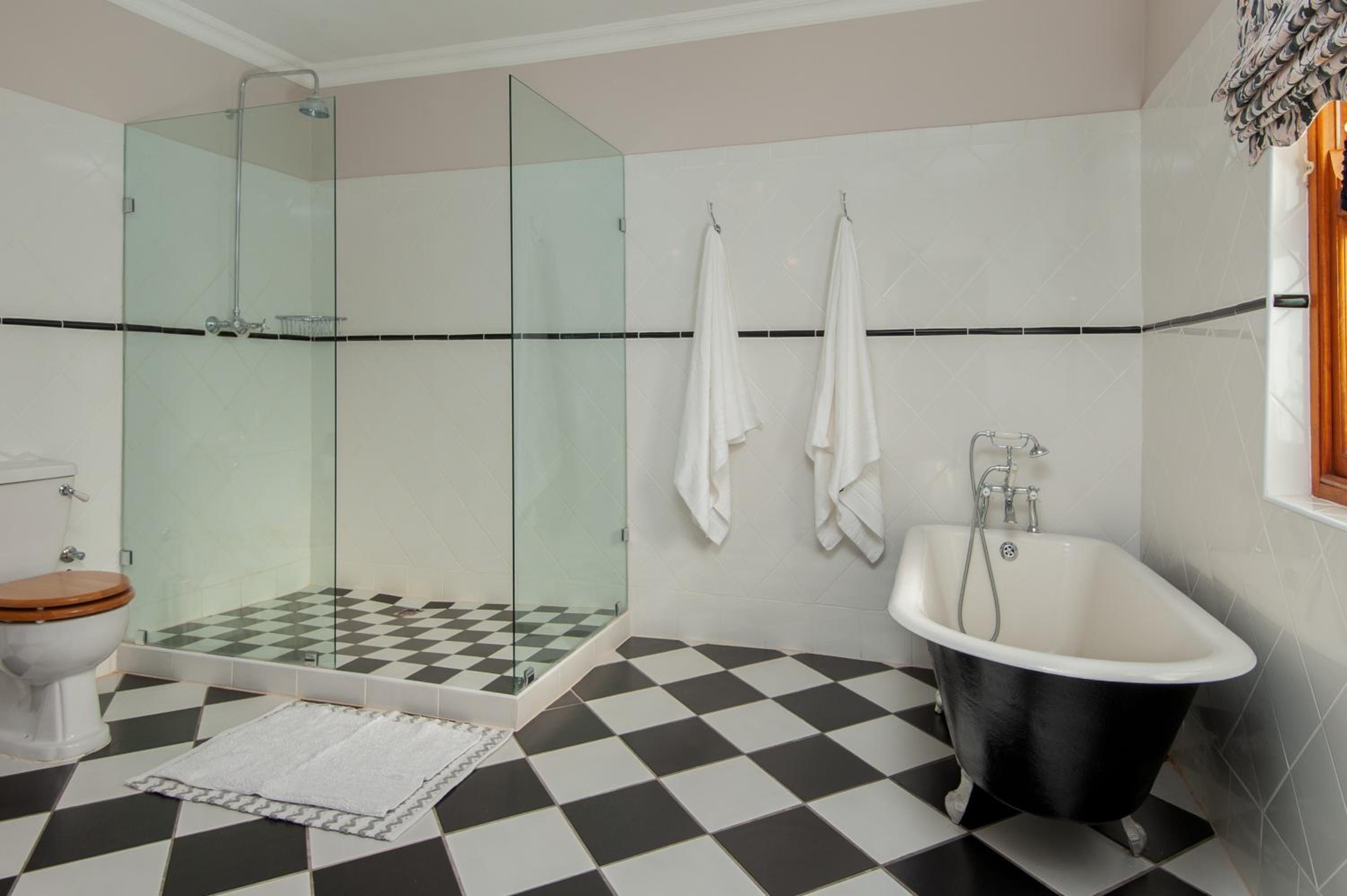 Deluxe King Room - Photo 7