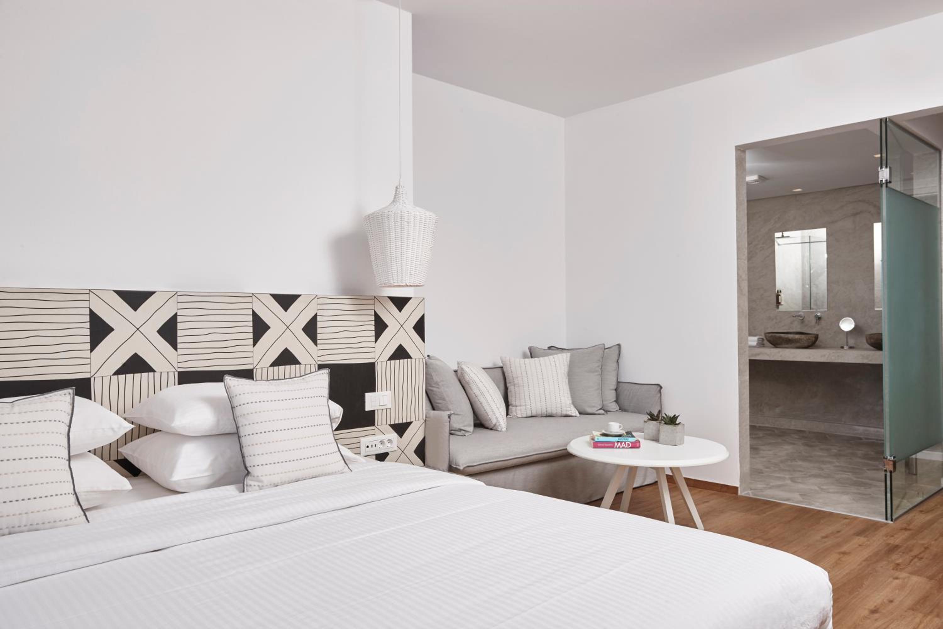 Deluxe Double Room with Sea View - Photo 10