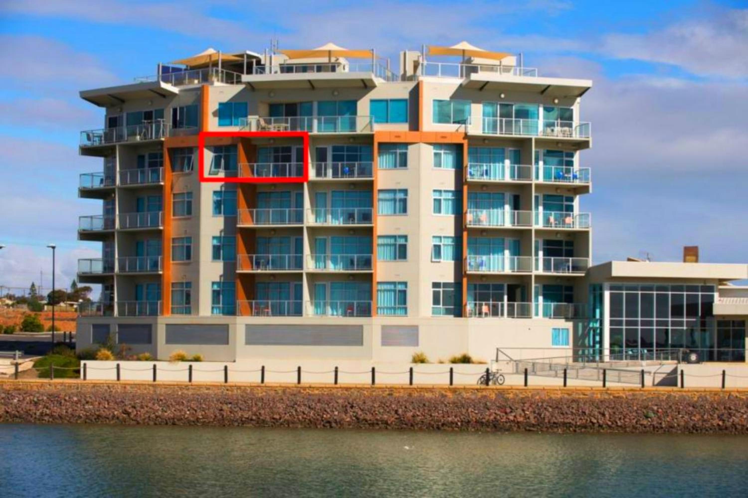 Apartment with Sea View - Photo 8