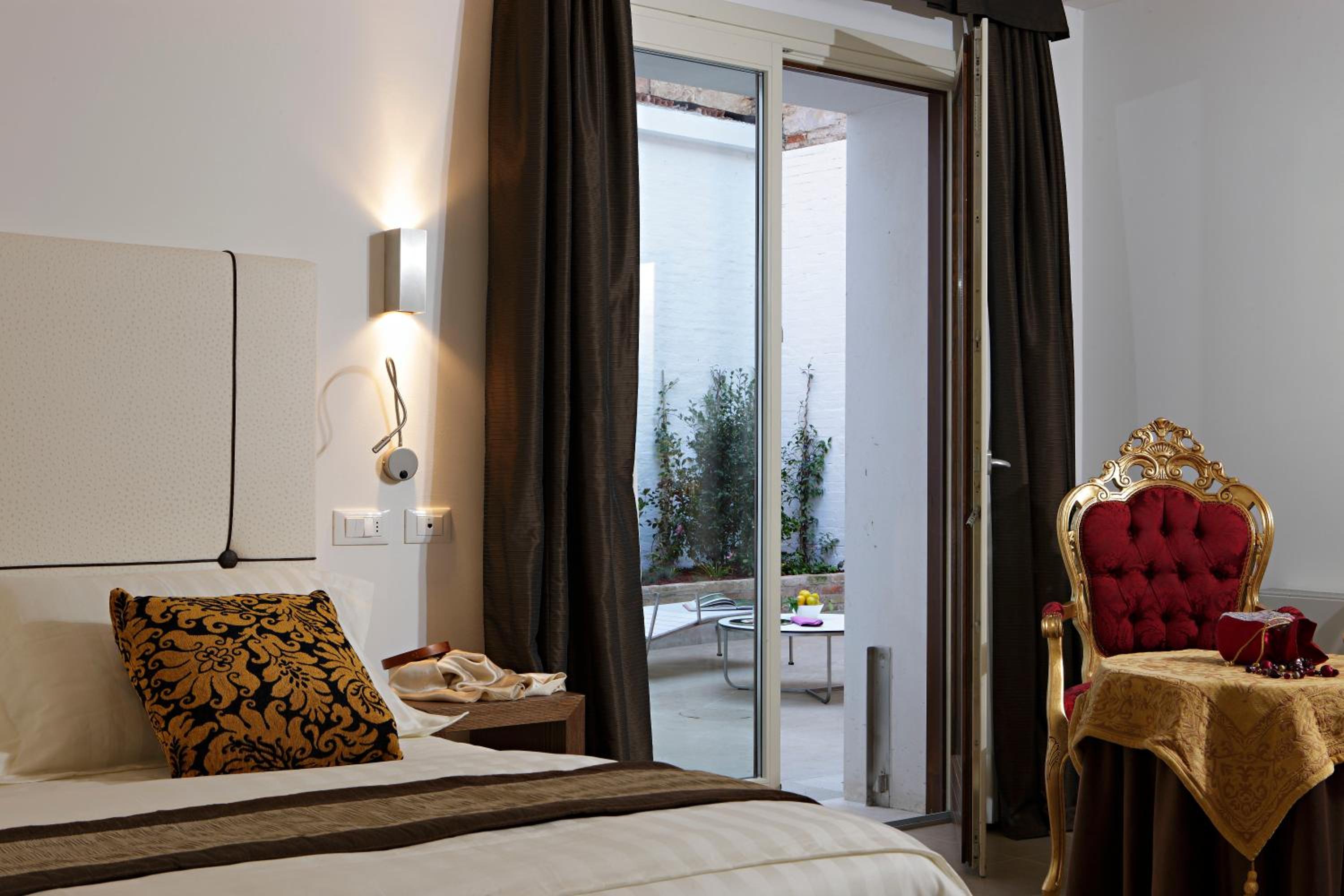 Superior Double Room with Patio photo 2