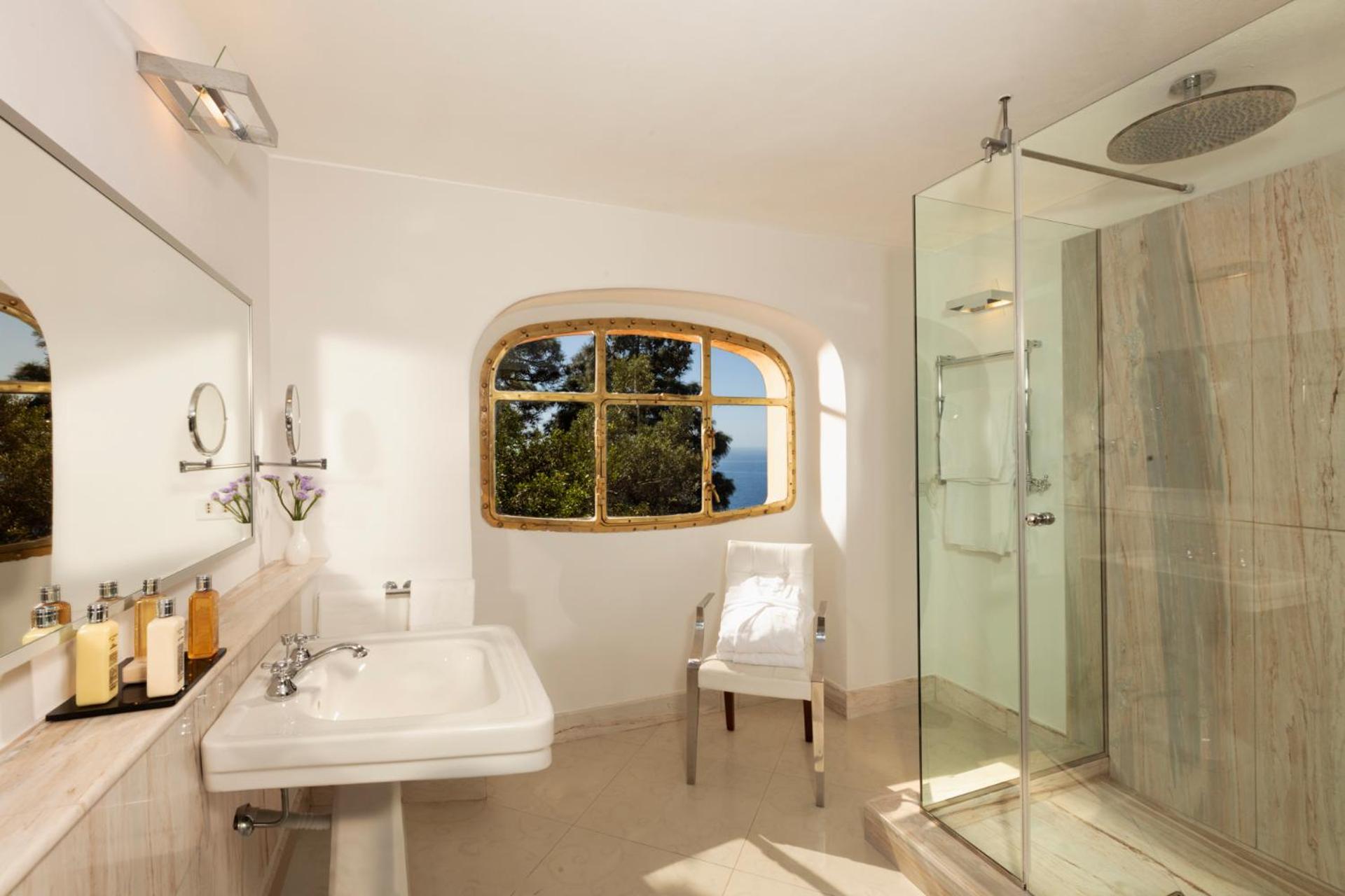 Deluxe Double Room with Sea View - Photo 7