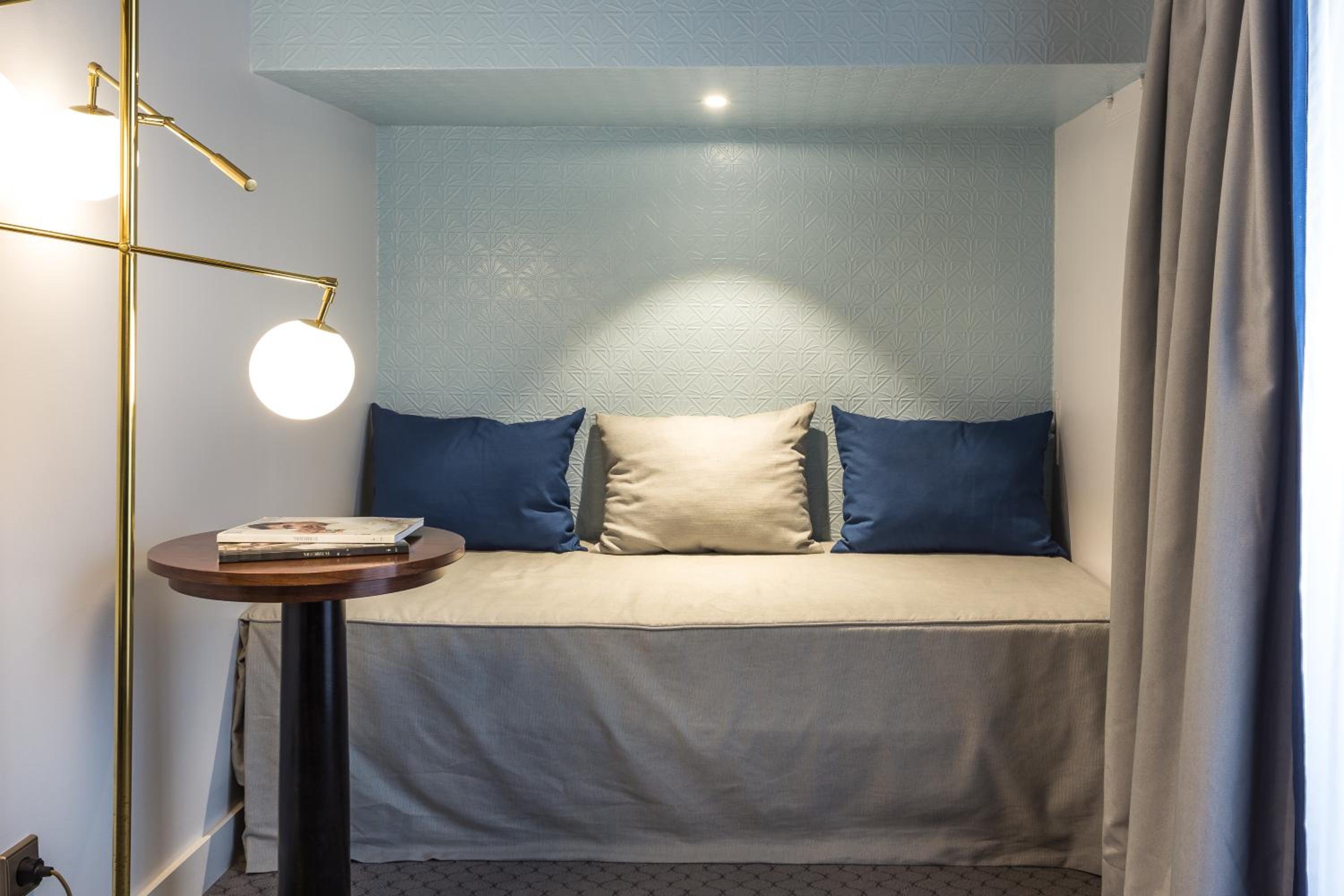 Deluxe Room with Balcony thumbnail 6