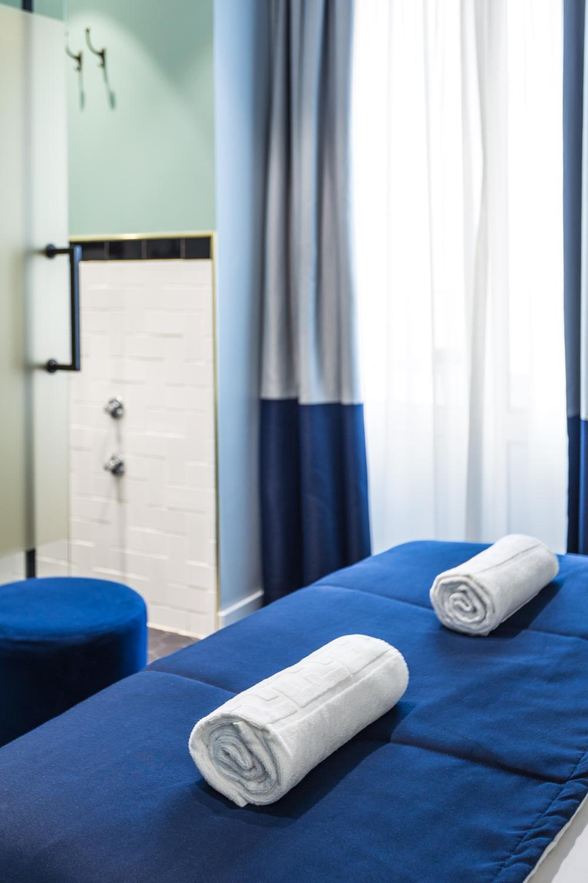 Available room thumbnail 6
