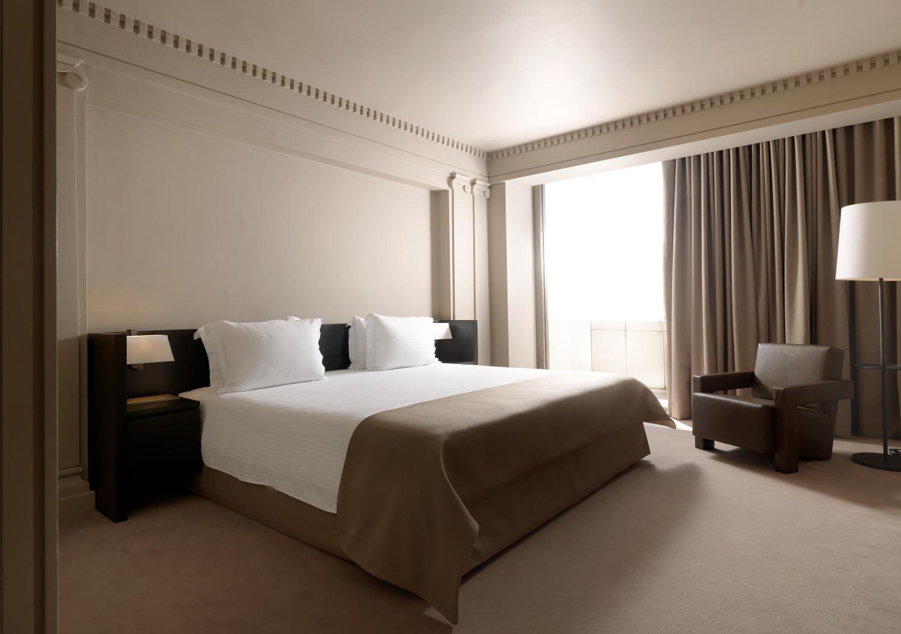 Deluxe City View Suite  photo 2