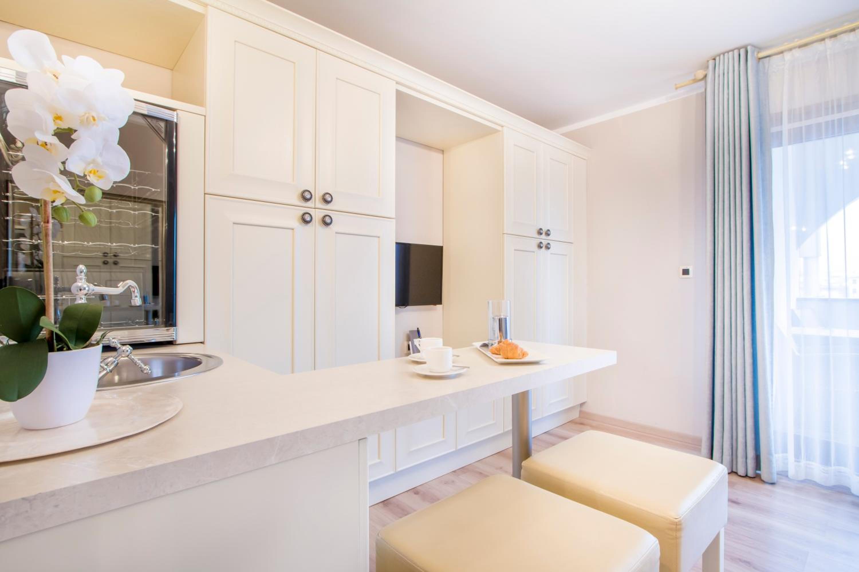 Suite - Photo 2