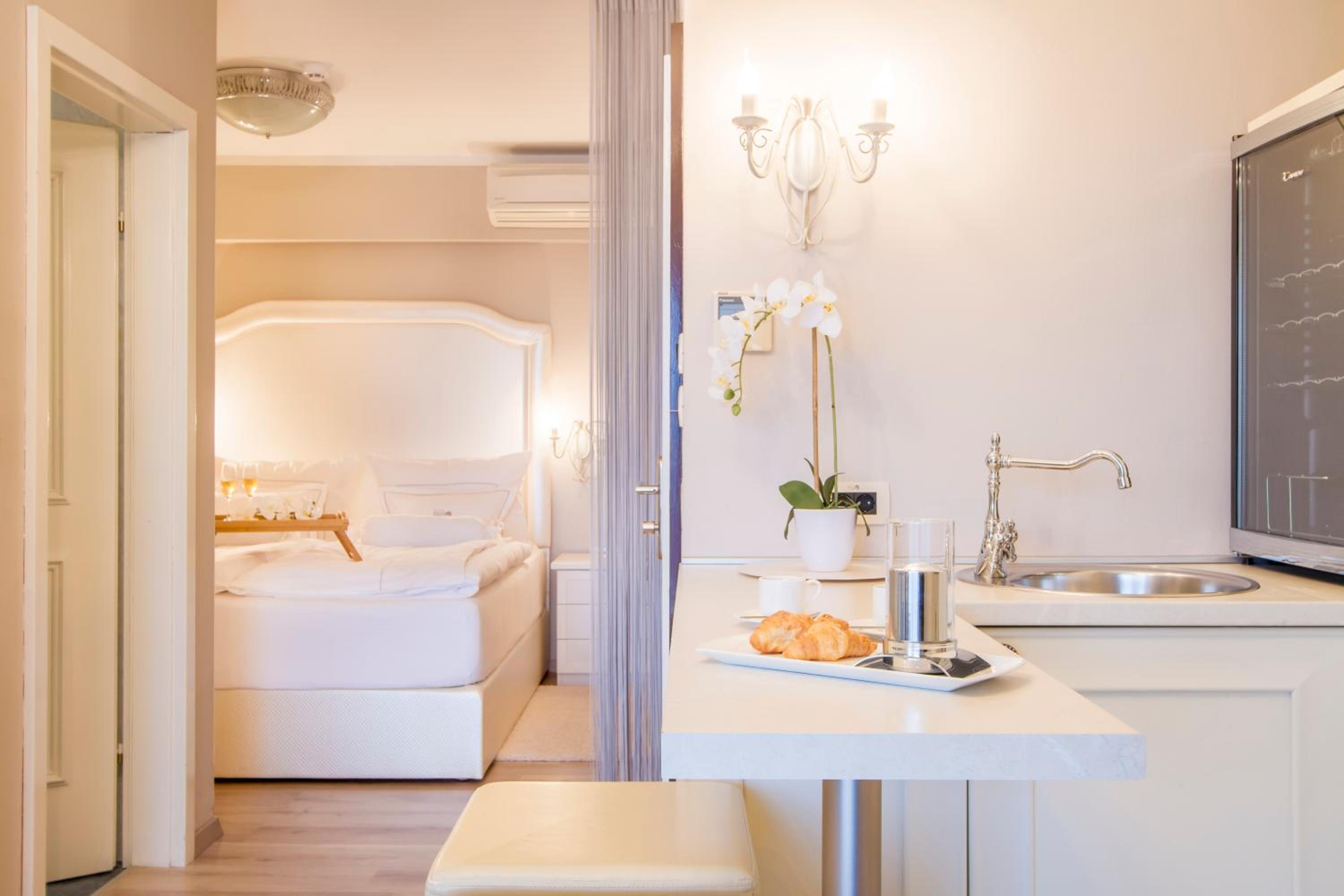 Suite - Photo 1