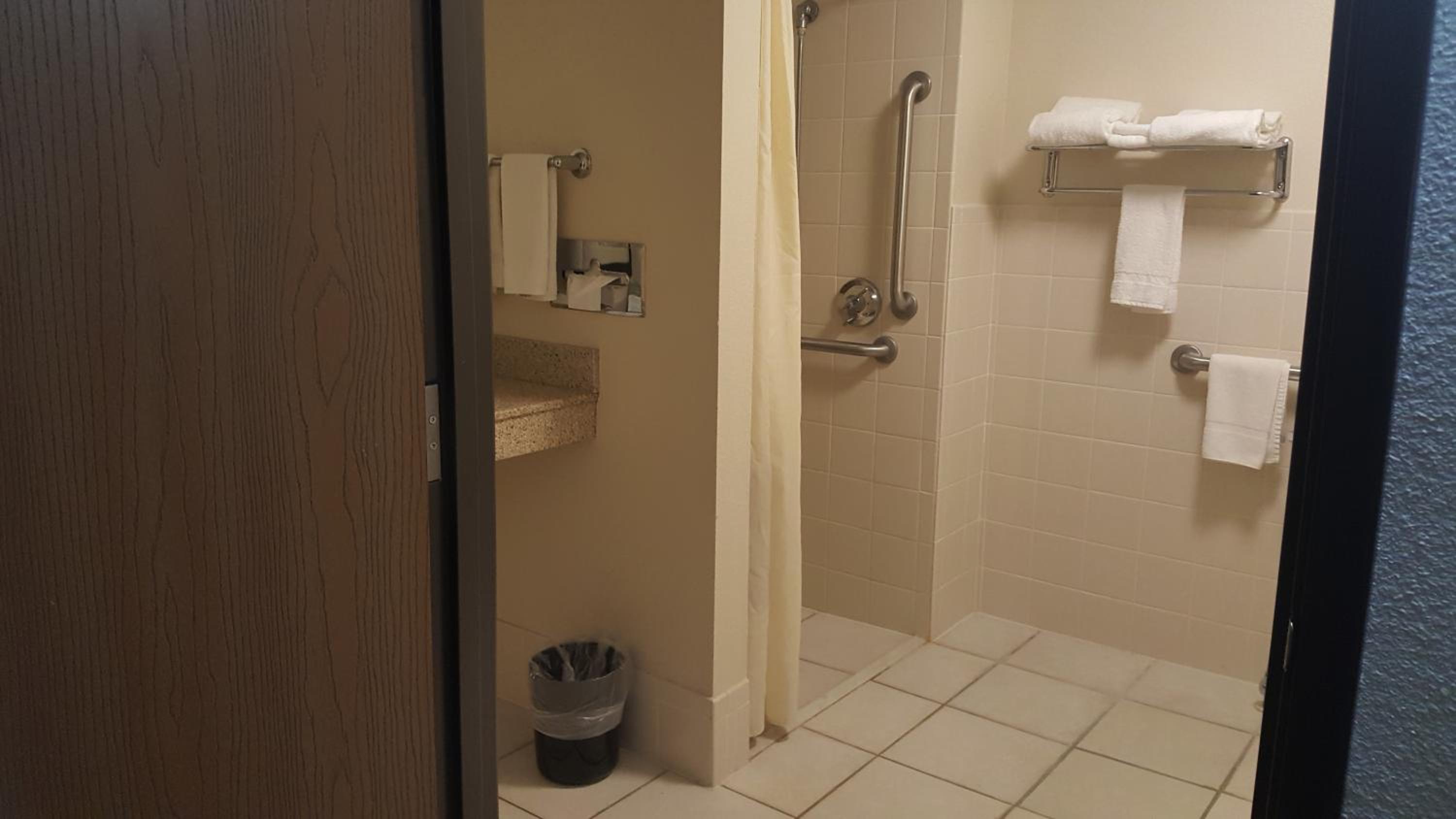 Deluxe Queen Room - Mobility Access/Non-Smoking - Photo 4