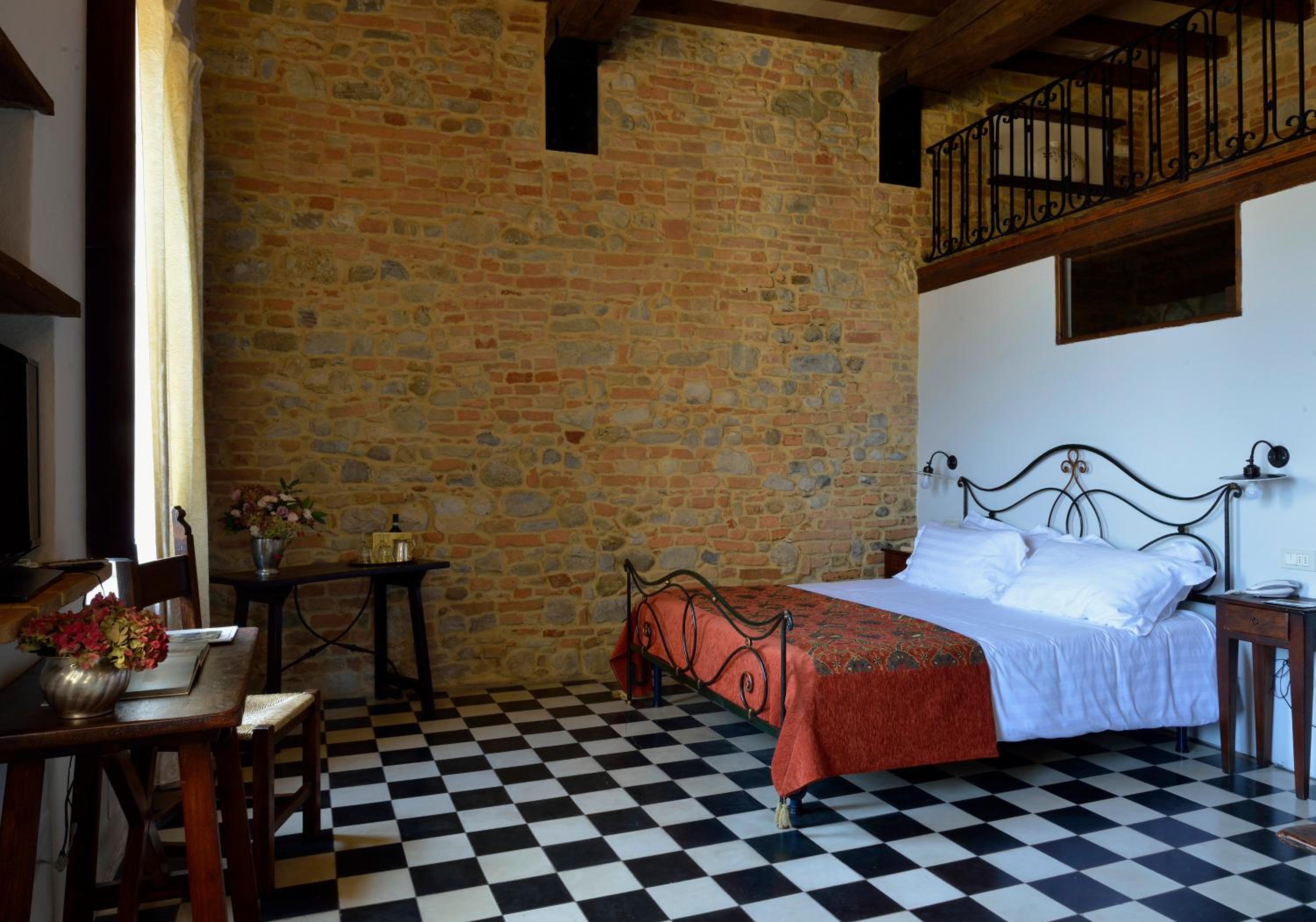 Suite - Photo 1