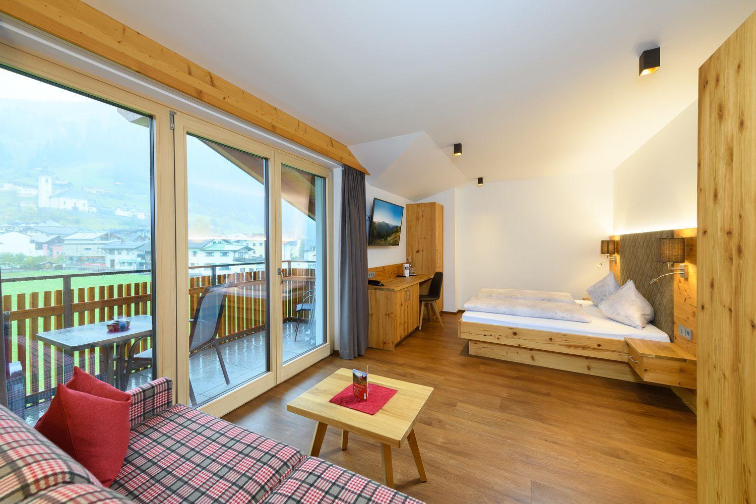 Deluxe Double Room with Balcony - Photo 6