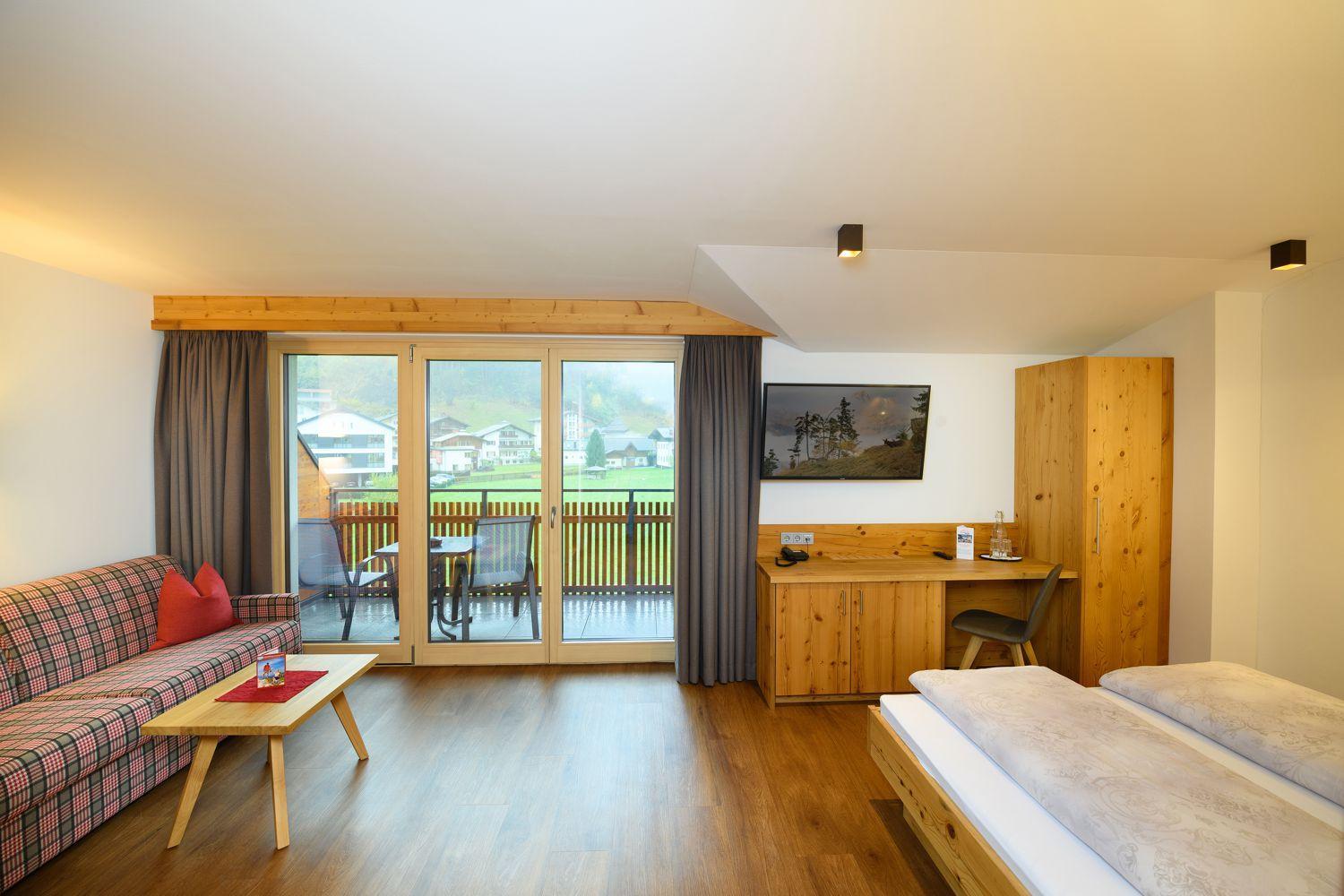 Deluxe Double Room with Balcony - Photo 5