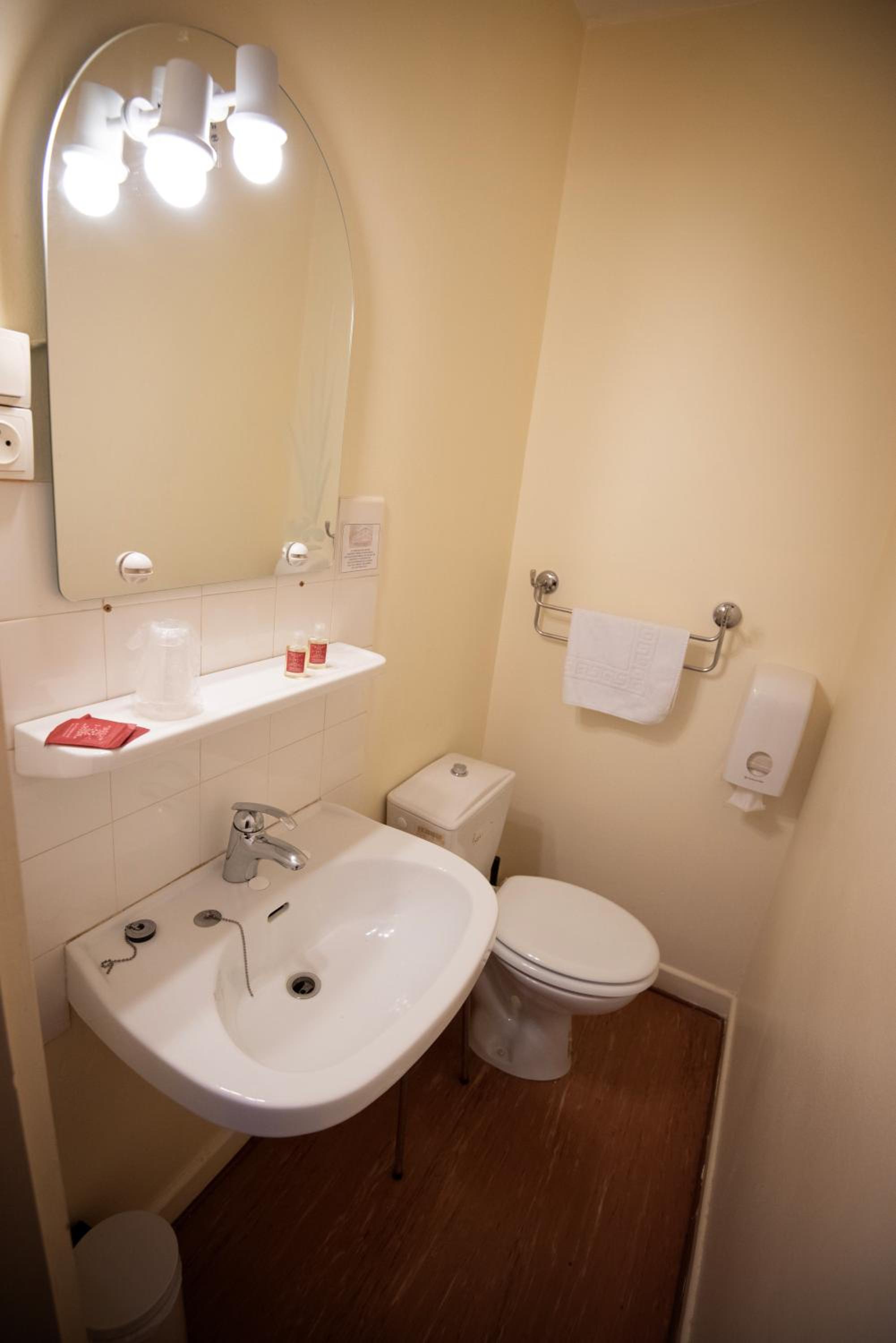 Economy Double Room with Shared Bathroom photo 2