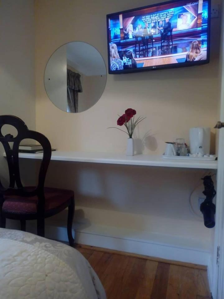 Double Room with Private Bathroom - Photo 10
