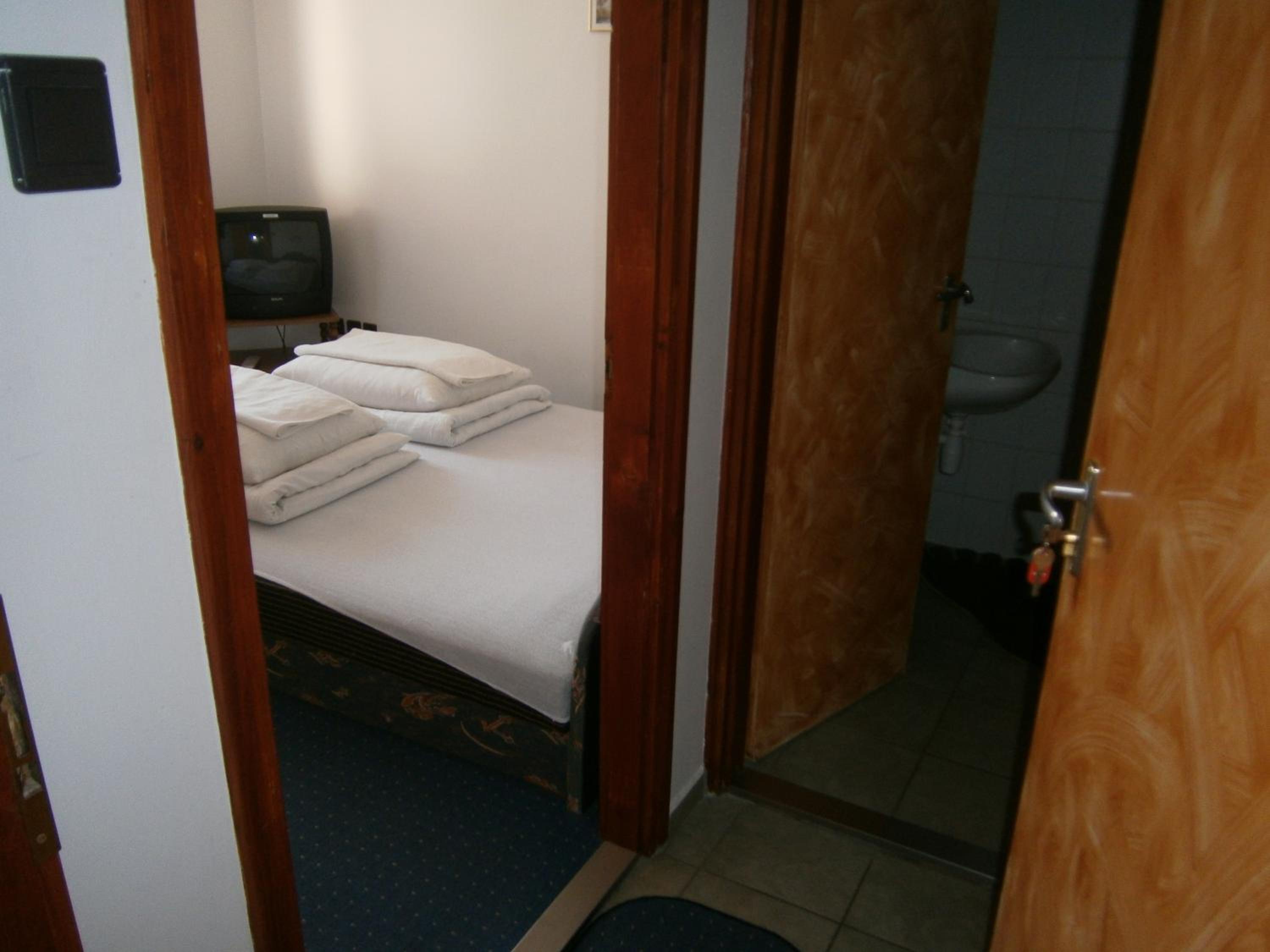 Double or Twin Room - Photo 5