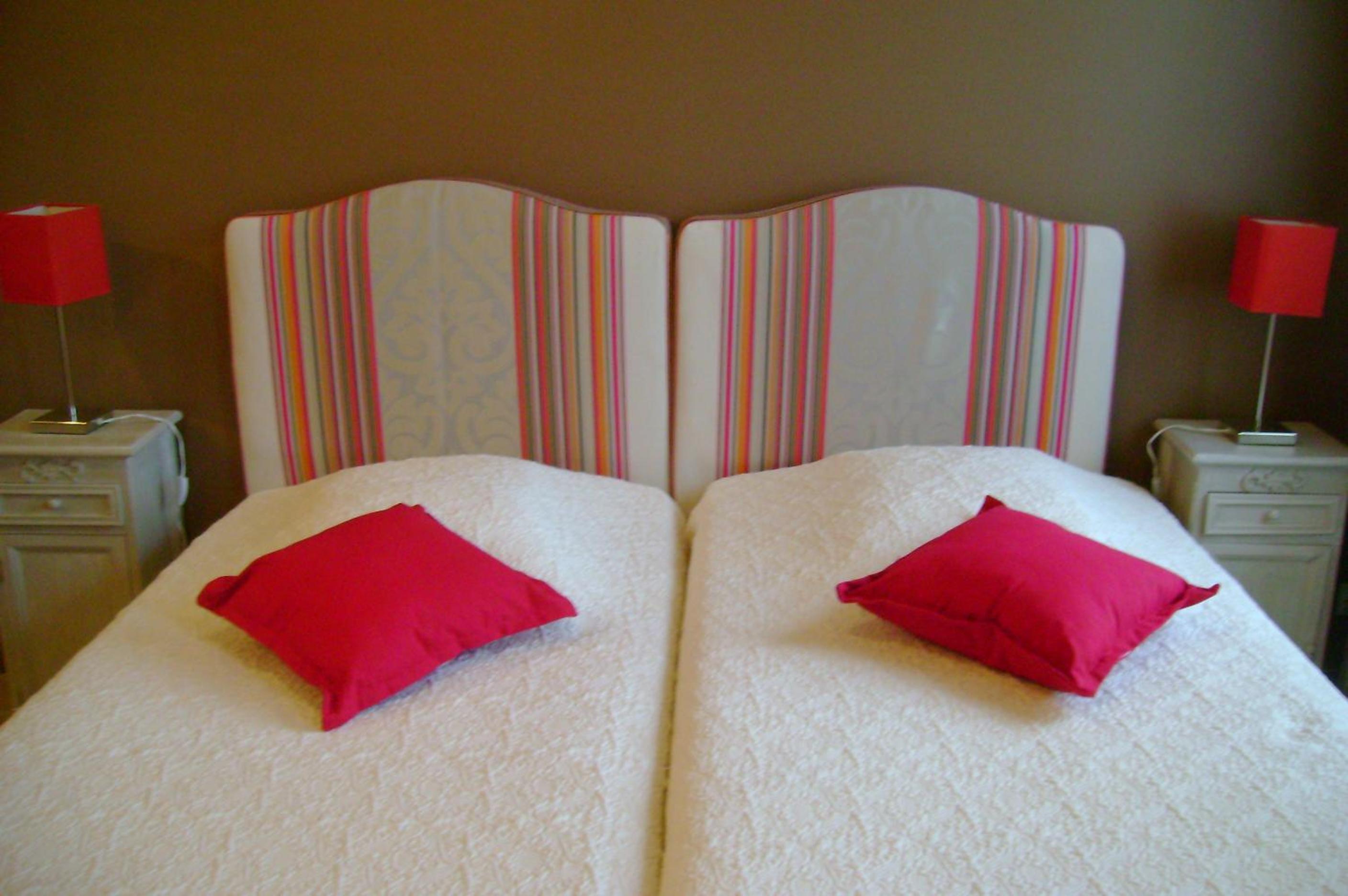 Charming Twin Room - street side