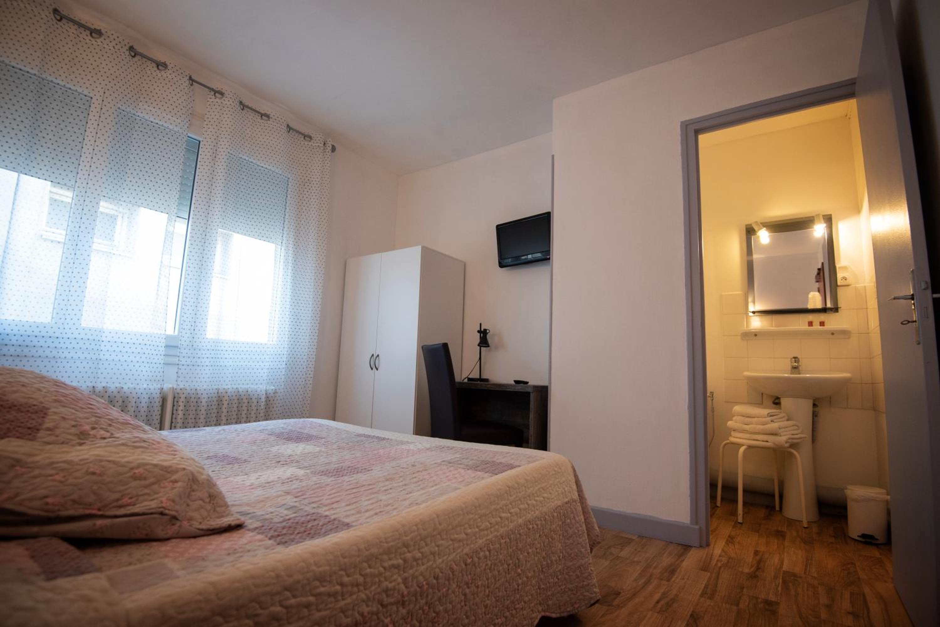 Economy Double Room with Shared Bathroom photo 3