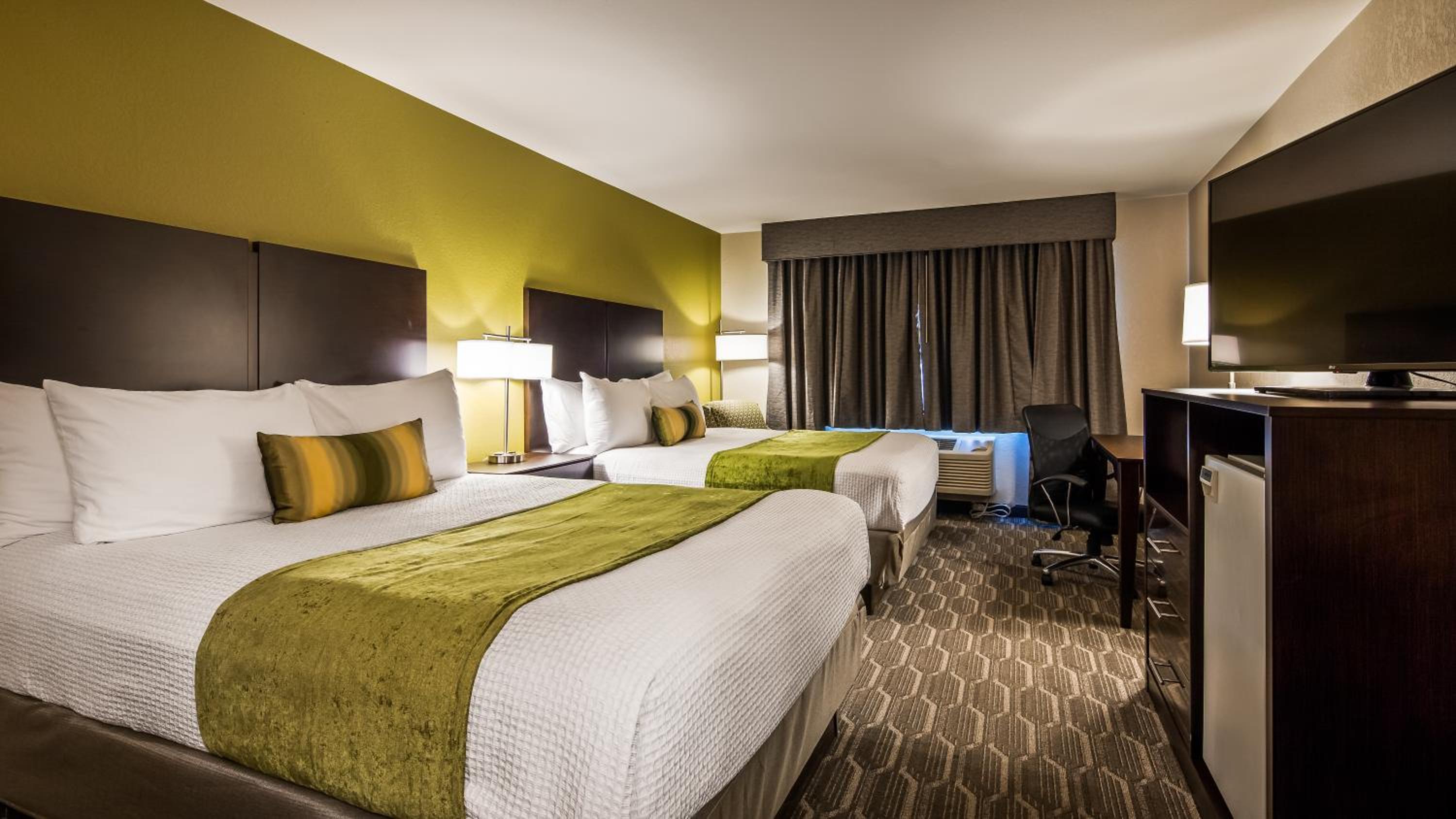 Queen Room with Two Queen Beds - Non-Smoking - Photo 6