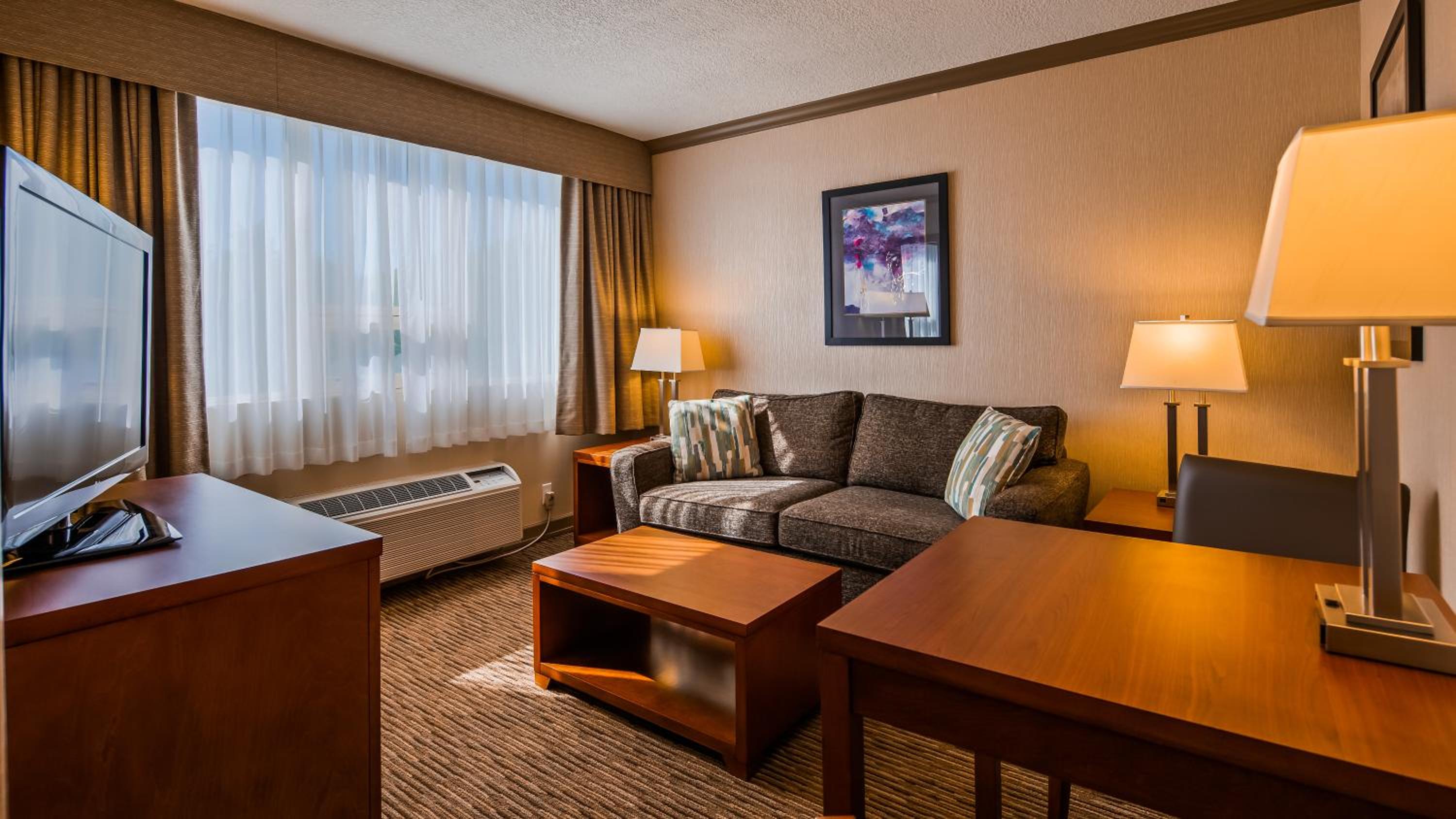 Queen Suite with Sofa Bed photo 3