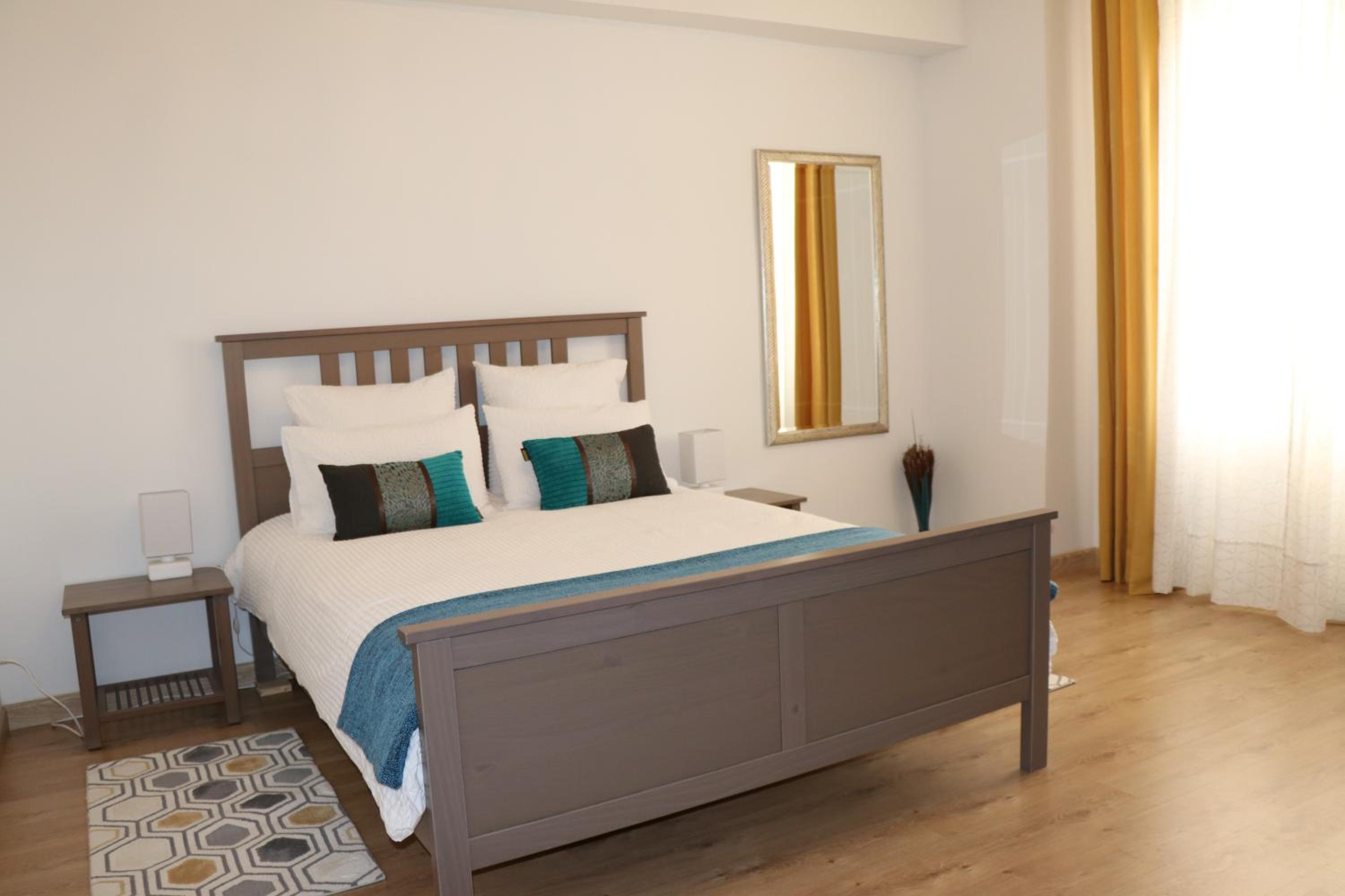 Five-Bedroom House - Photo 6