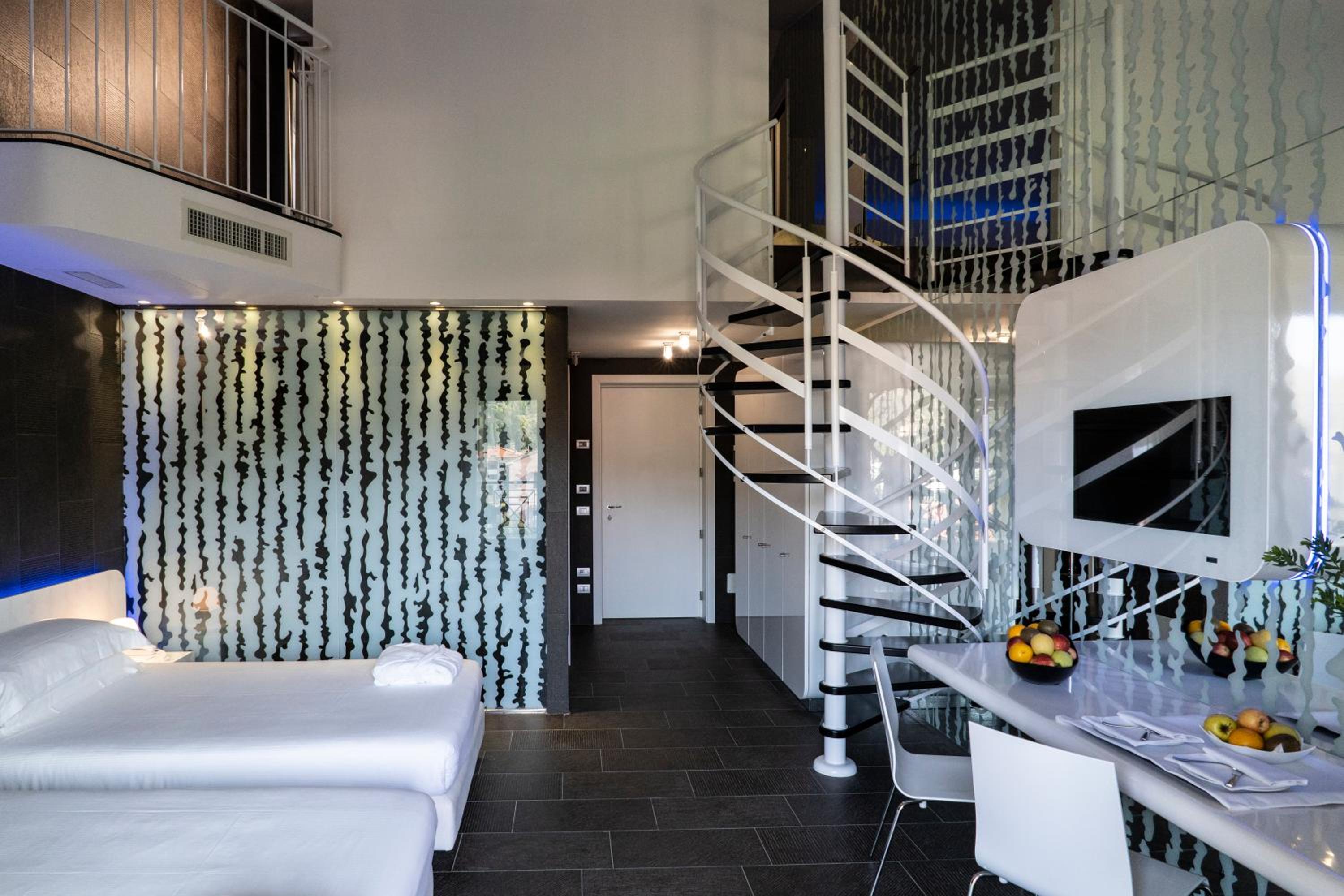 Deluxe Suite with Spa Bath - Photo 8