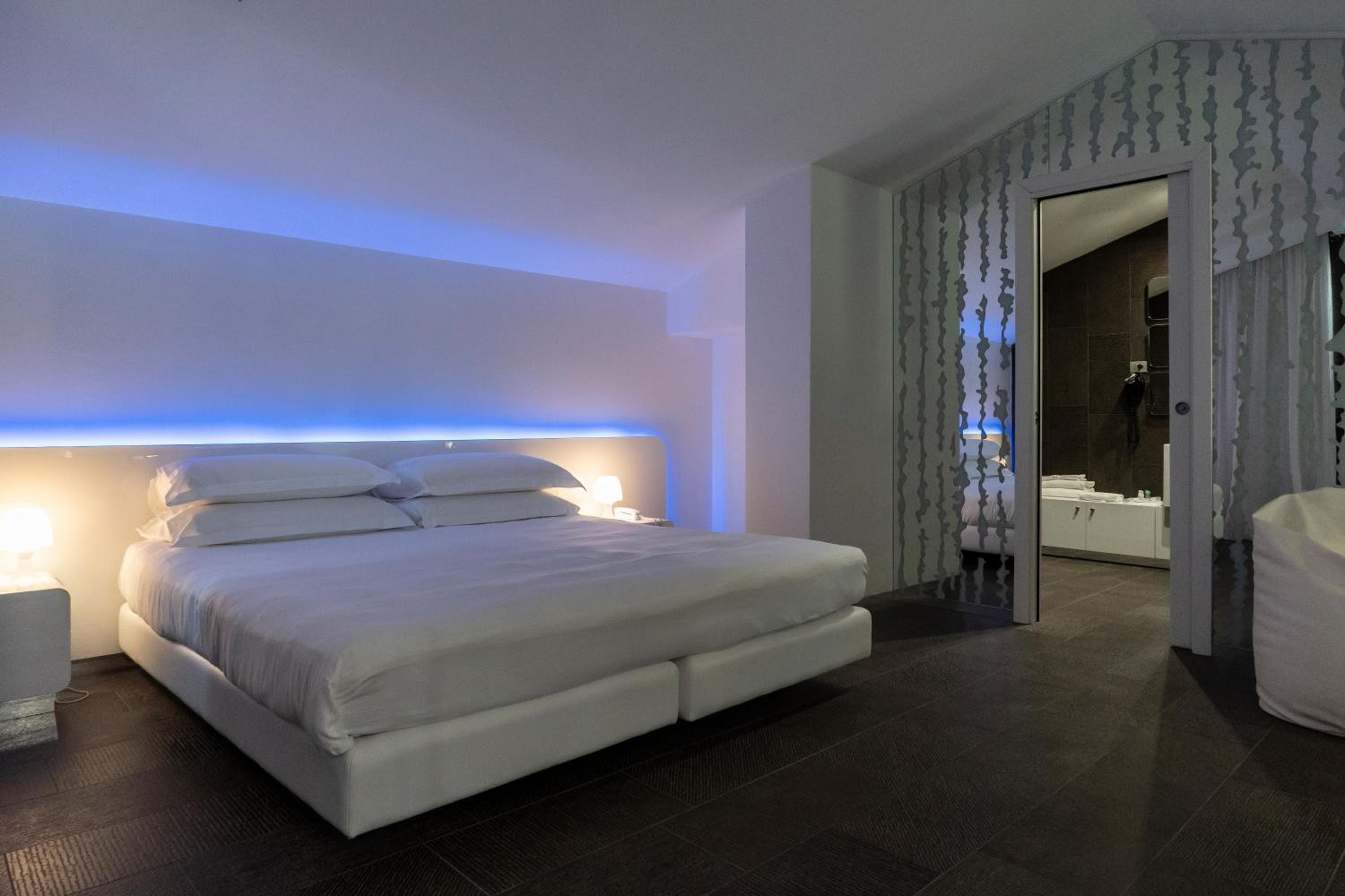 Deluxe Suite with Spa Bath - Photo 5
