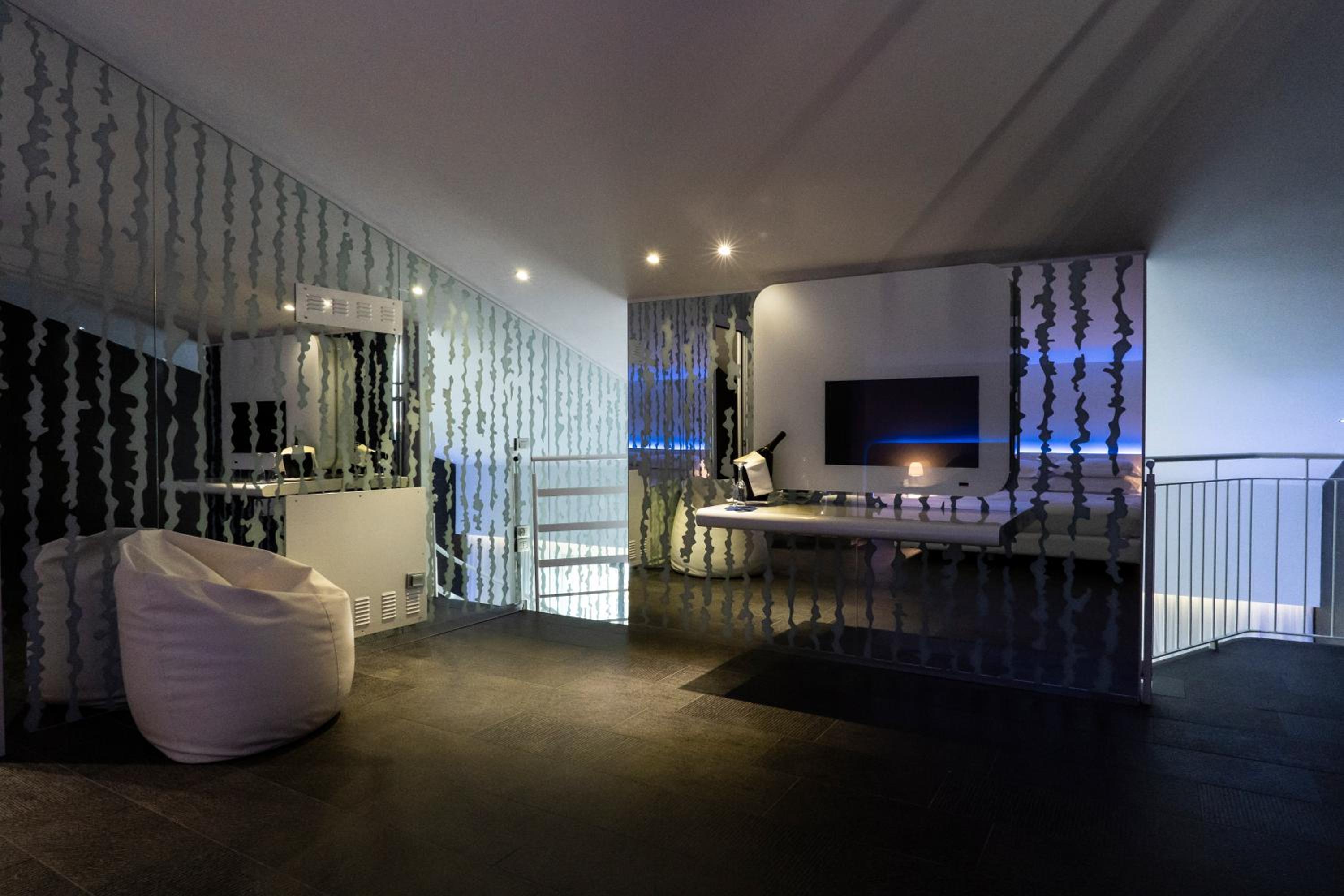 Deluxe Suite with Spa Bath - Photo 9