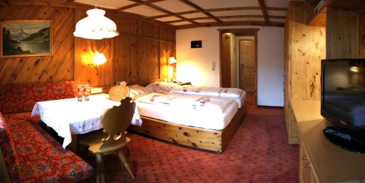 Double Room with Balcony - Photo 3