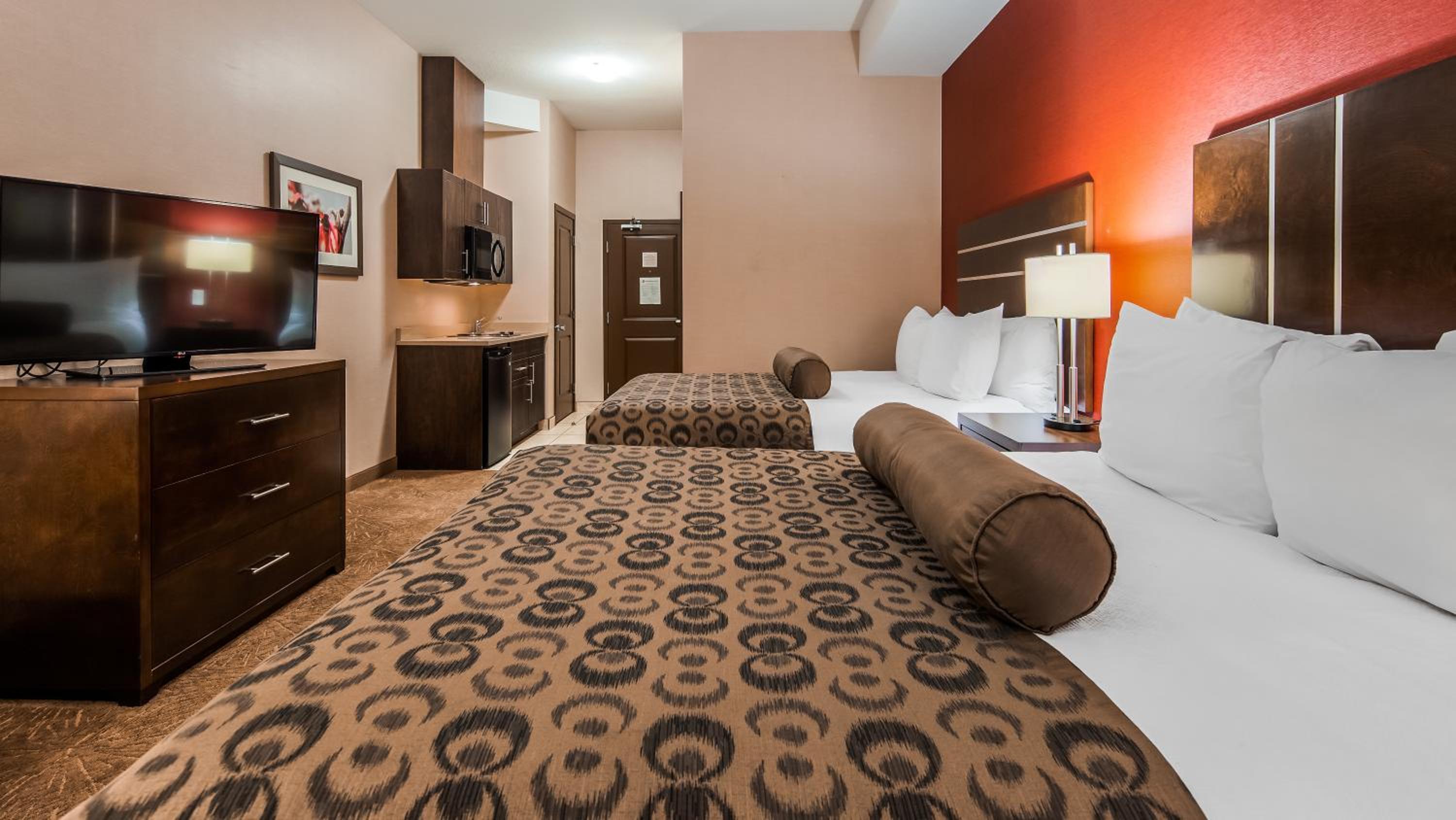 Queen Suite with Sofa Bed and Kitchen