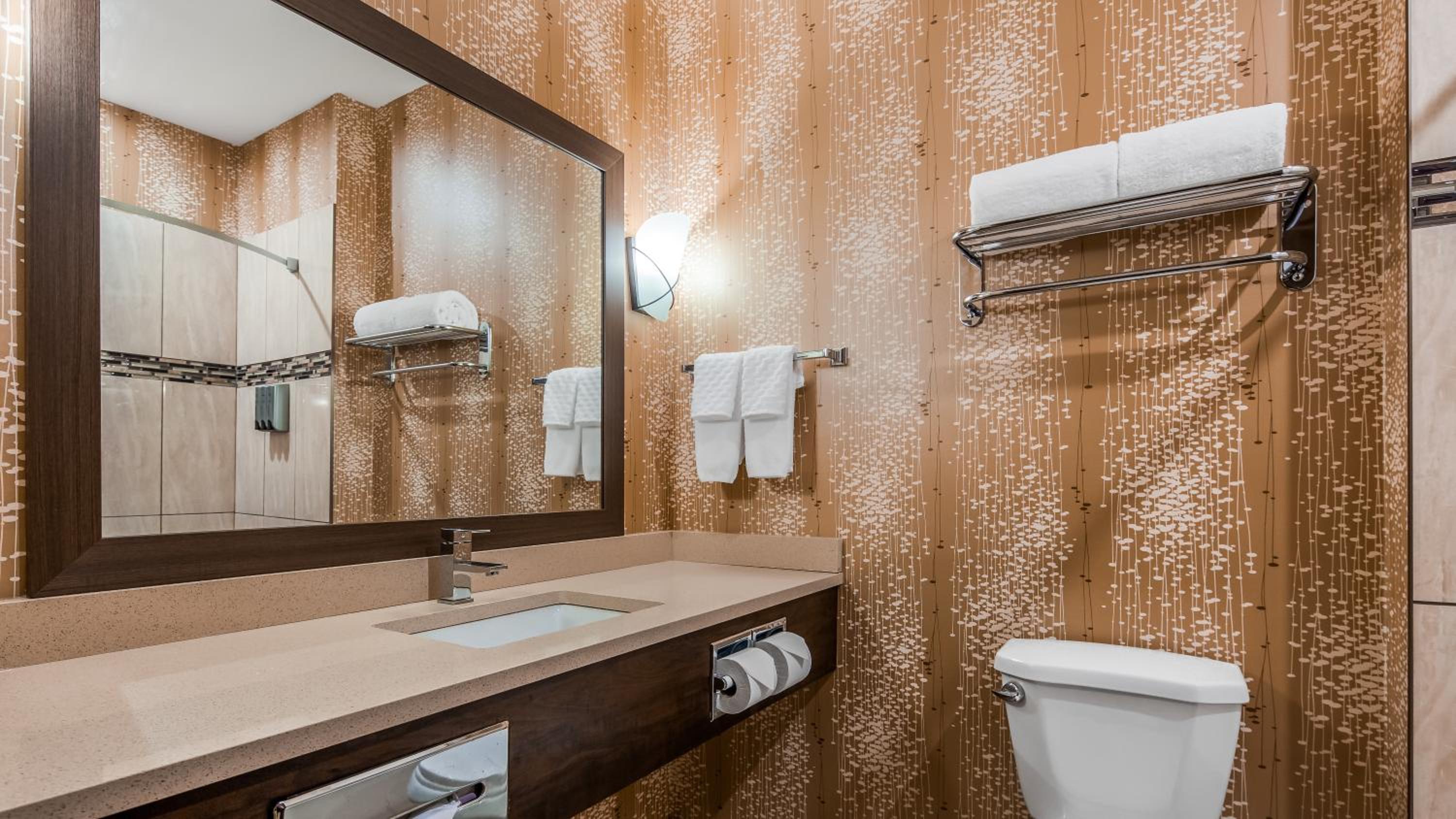 Queen Room with Two Queen Beds and Kitchenette photo 3