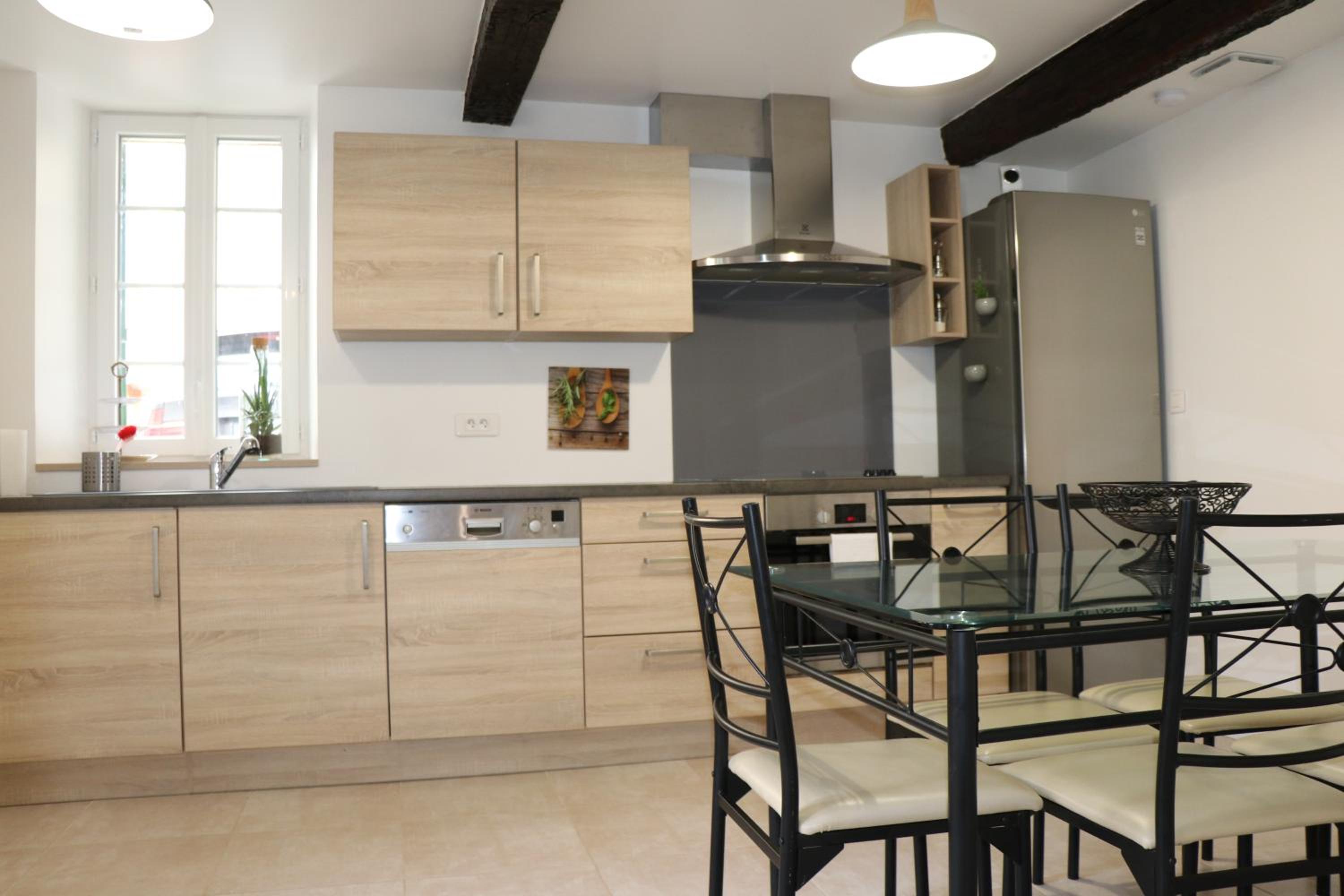 Five-Bedroom House - Photo 4