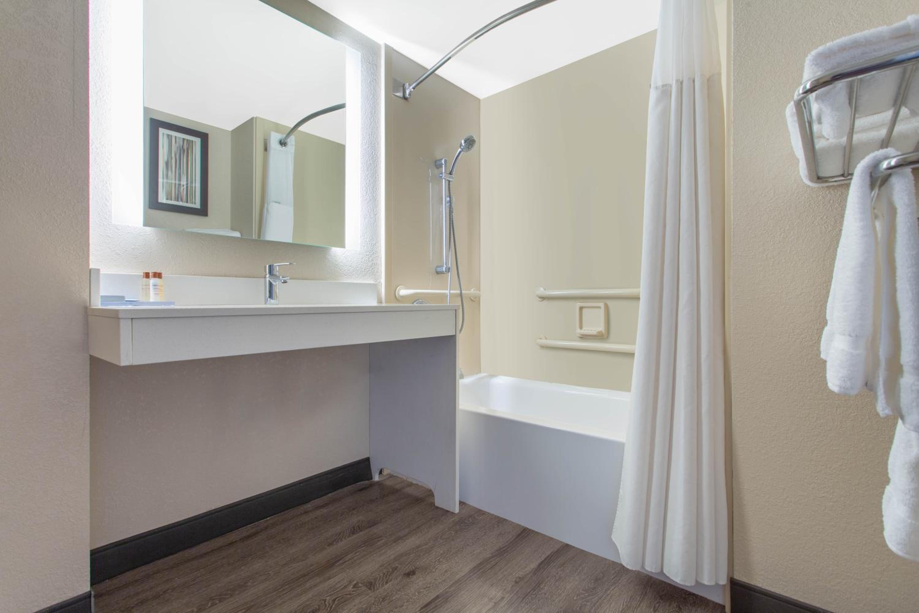 King Room - Mobility Access/Non-Smoking - Photo 4