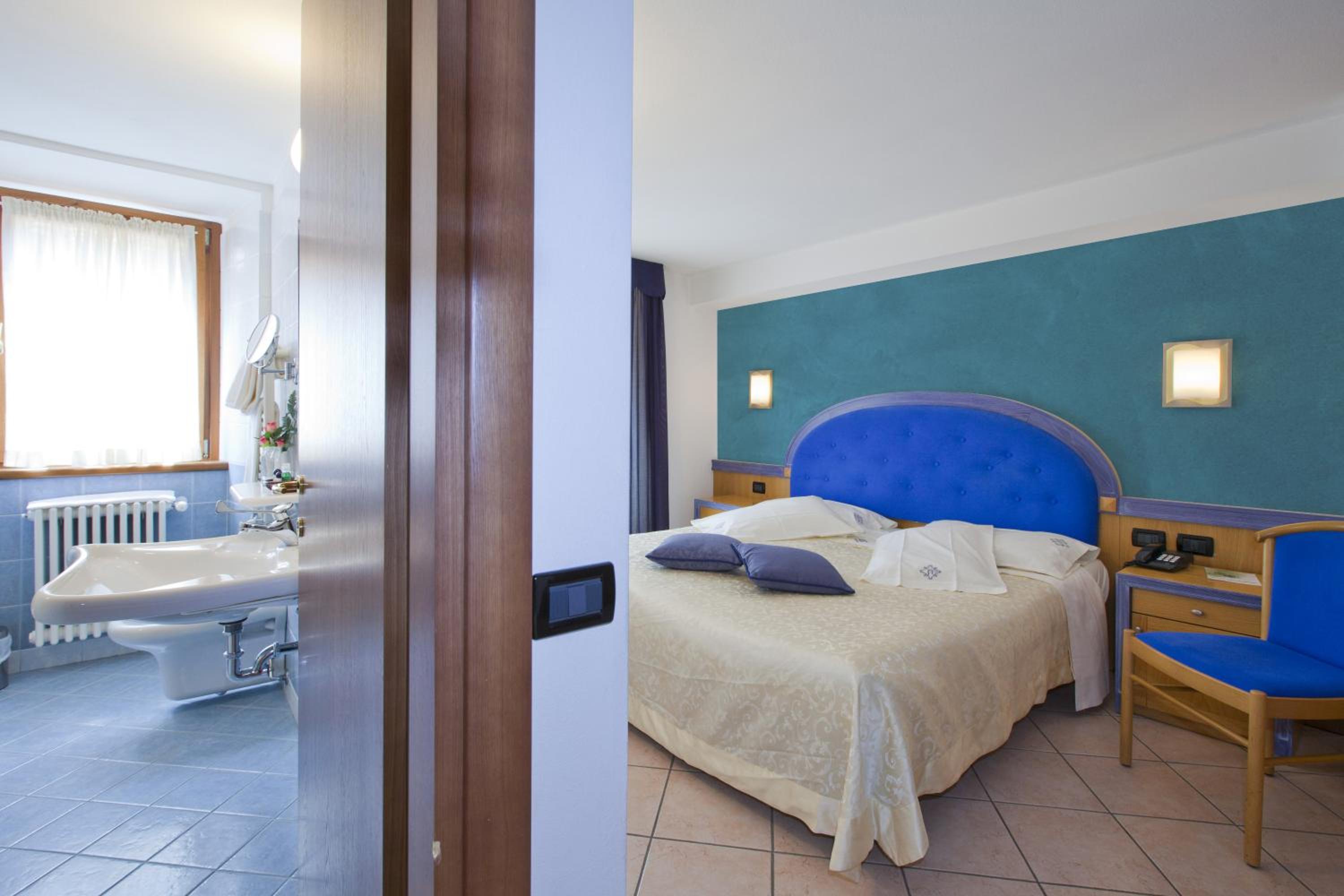 Quadruple Room with Private Bathroom - Photo 2