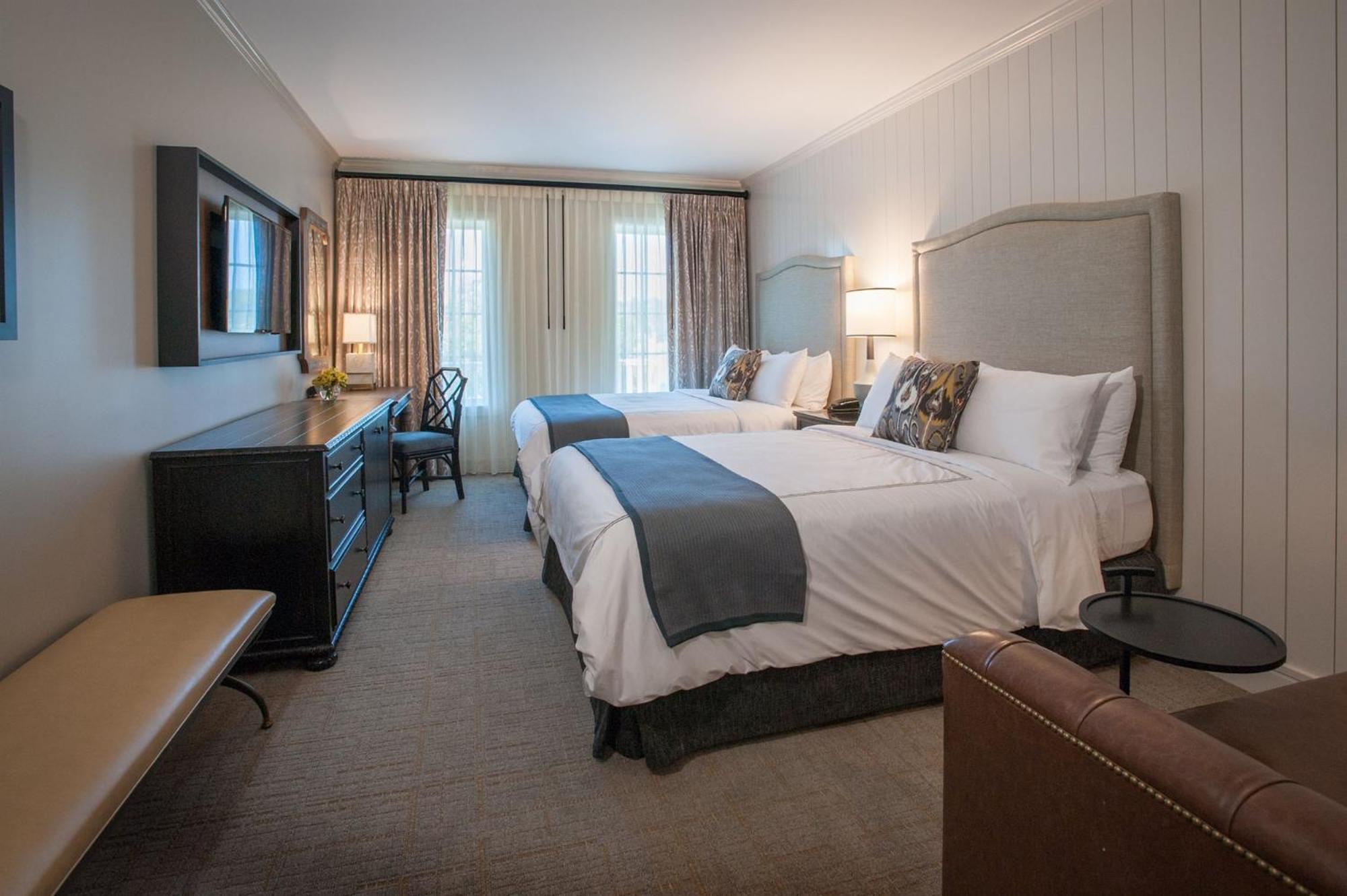 Deluxe Queen Room with Two Queen Beds photo 2