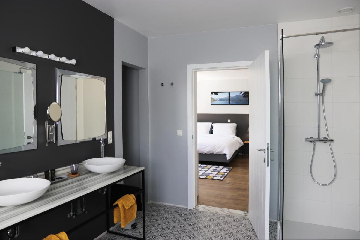 Deluxe Double Room with Balcony photo 2