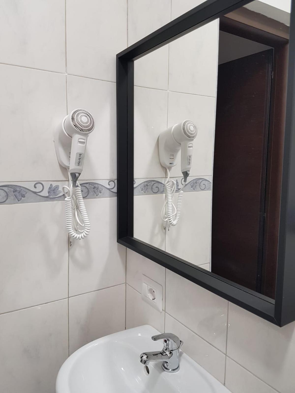 Single Room with Private Bathroom photo 1
