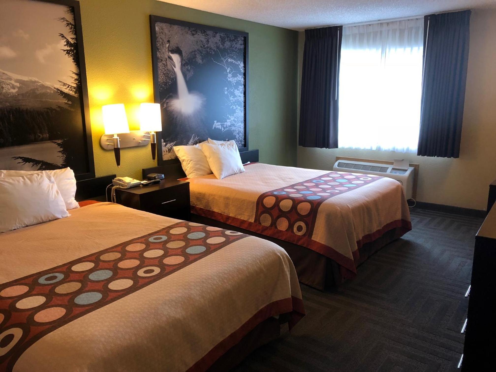 Queen Room with Two Queen Beds - Non-Smoking - Photo 3