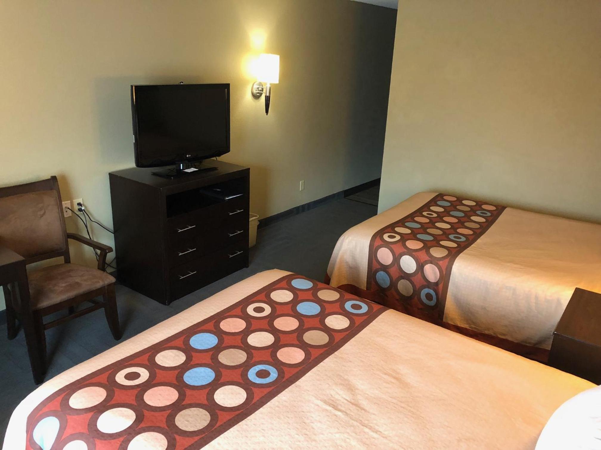 Queen Room with Two Queen Beds - Non-Smoking - Photo 6