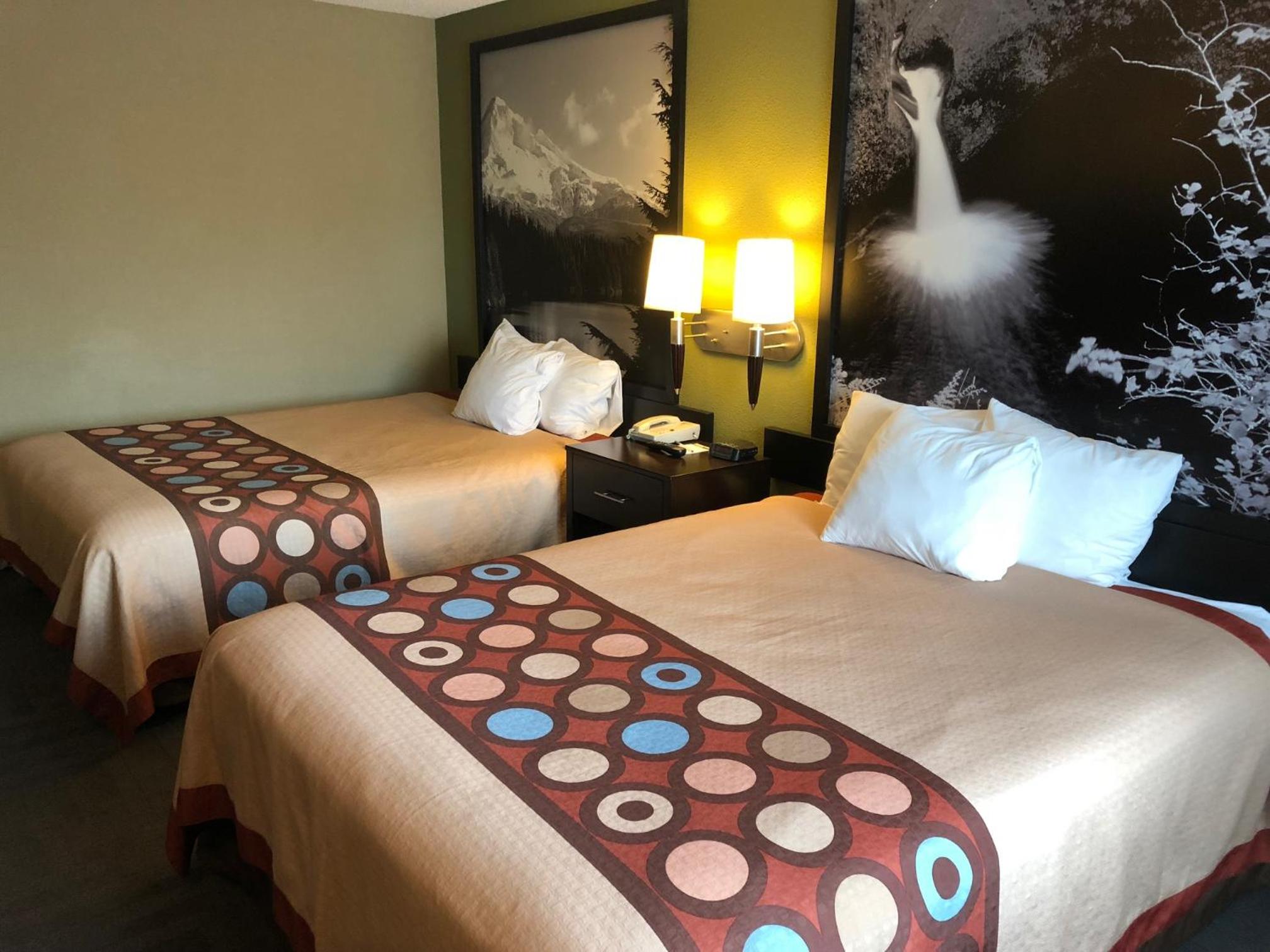 Queen Room with Two Queen Beds - Non-Smoking - Photo 8