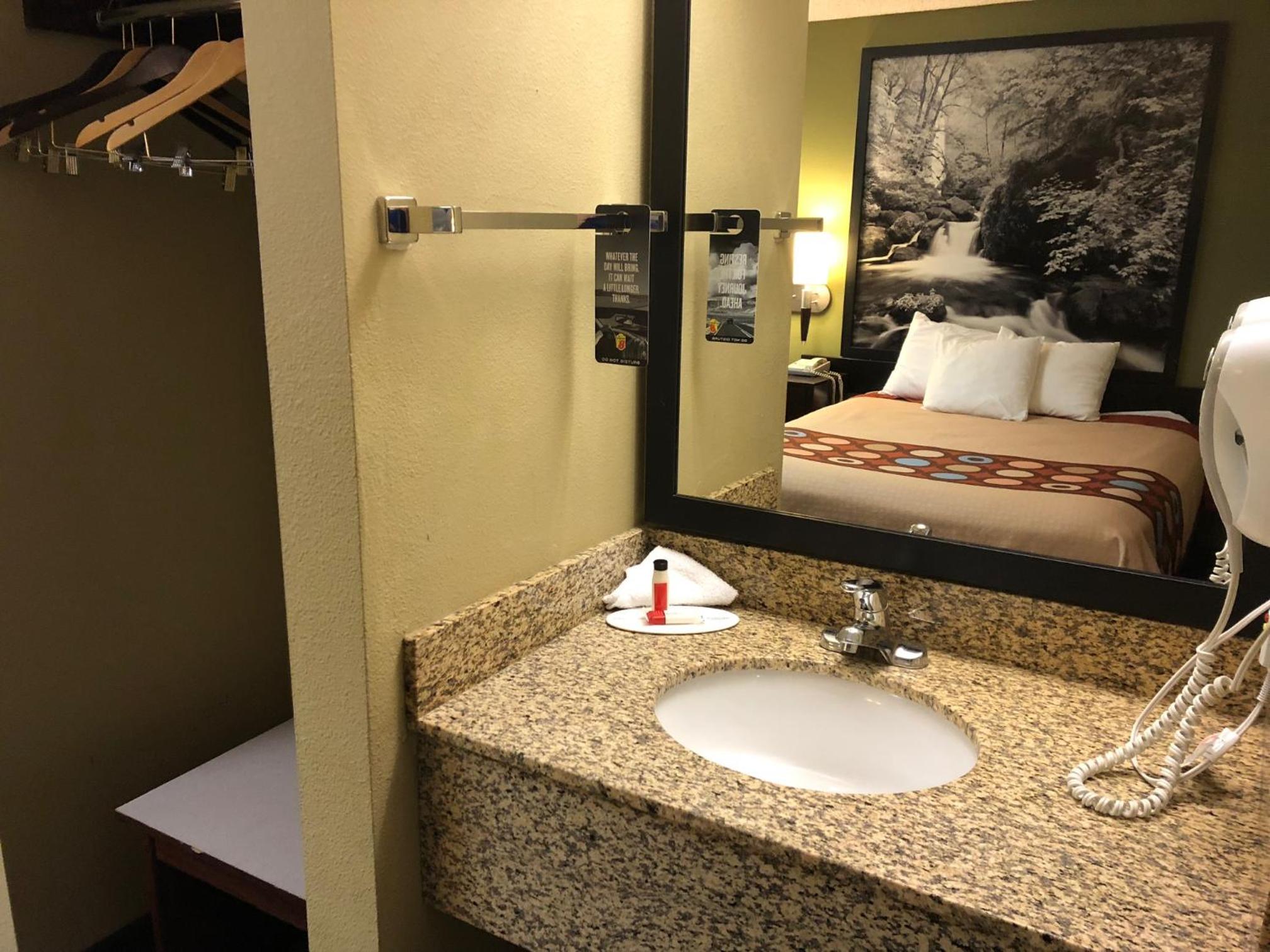 Queen Room with Two Queen Beds - Non-Smoking - Photo 4