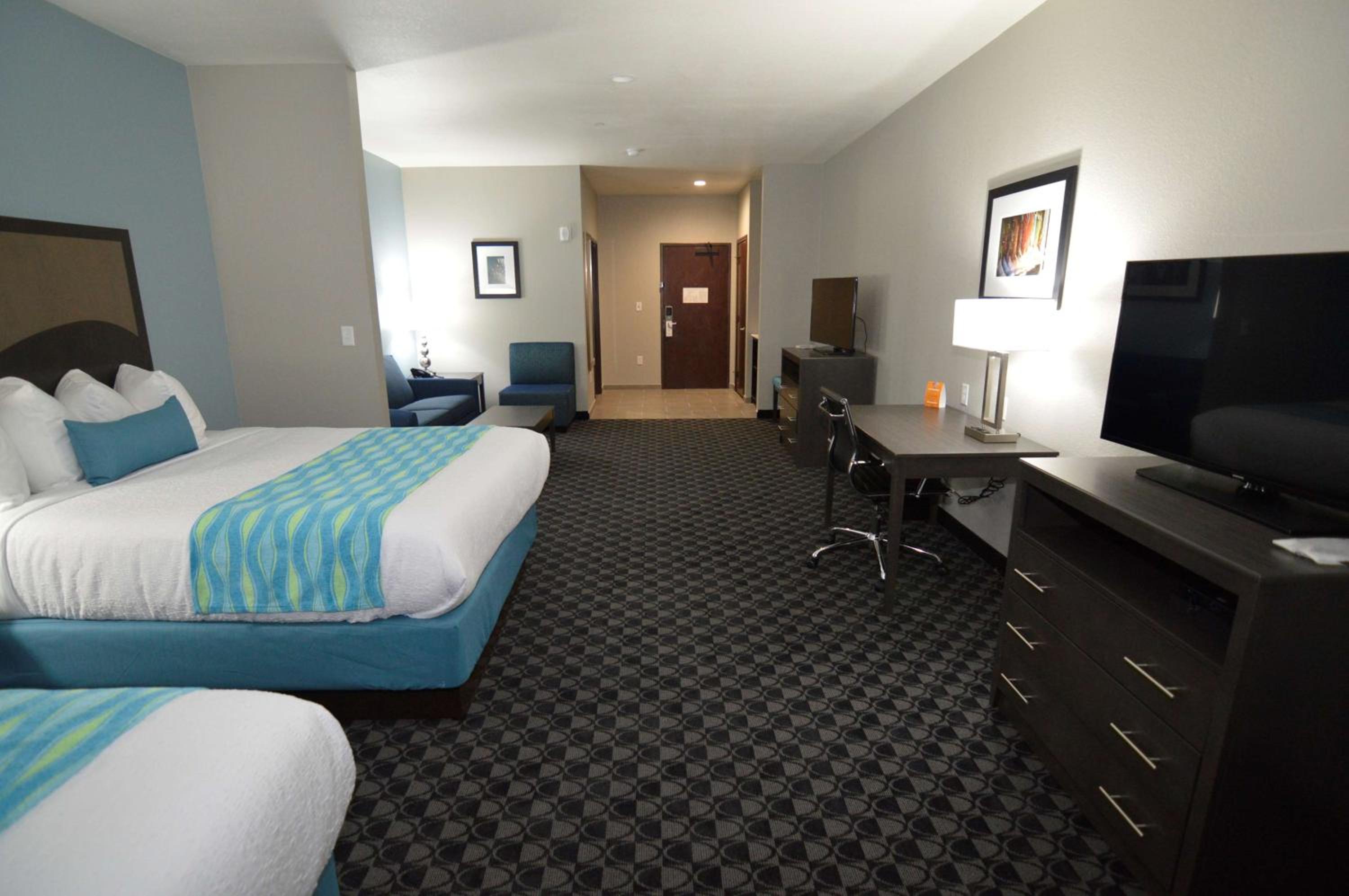Queen Suite with Two Queen Beds with Sofa Bed photo 3