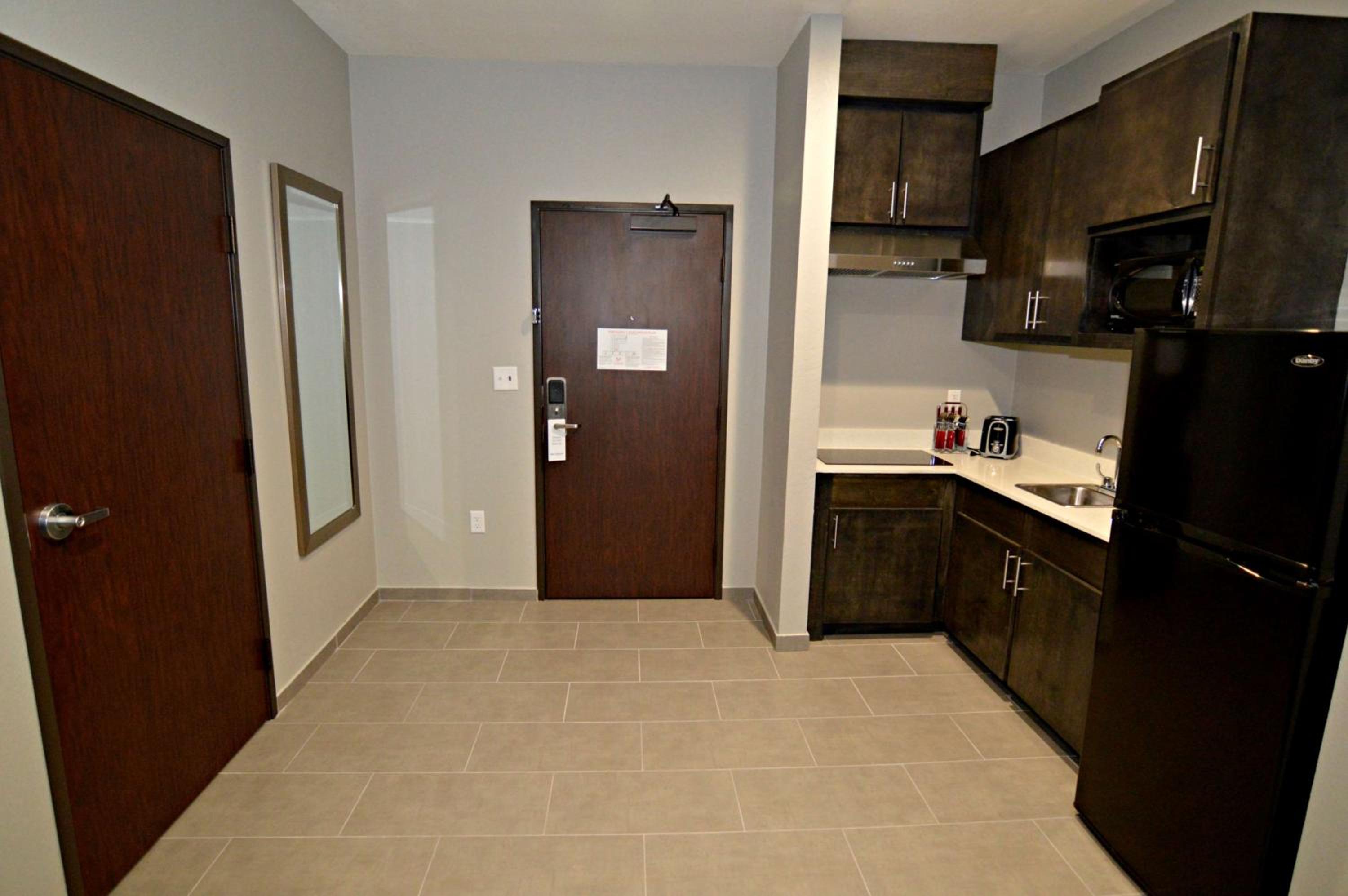 King Suite with Sofa Bed and Kitchenette photo 3