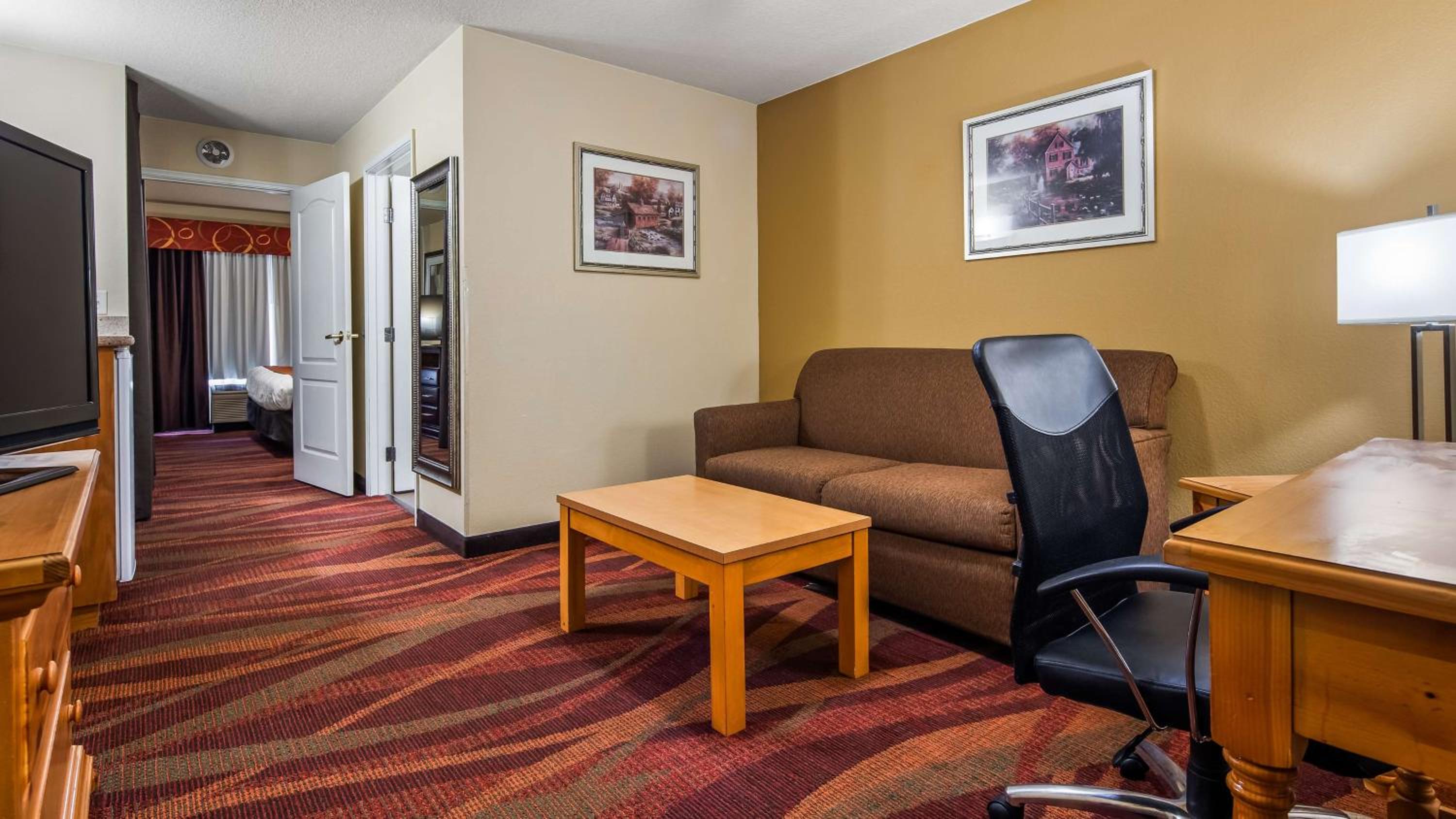 King Suite with Sofa Bed and Living Area - Non-Smoking - Photo 4