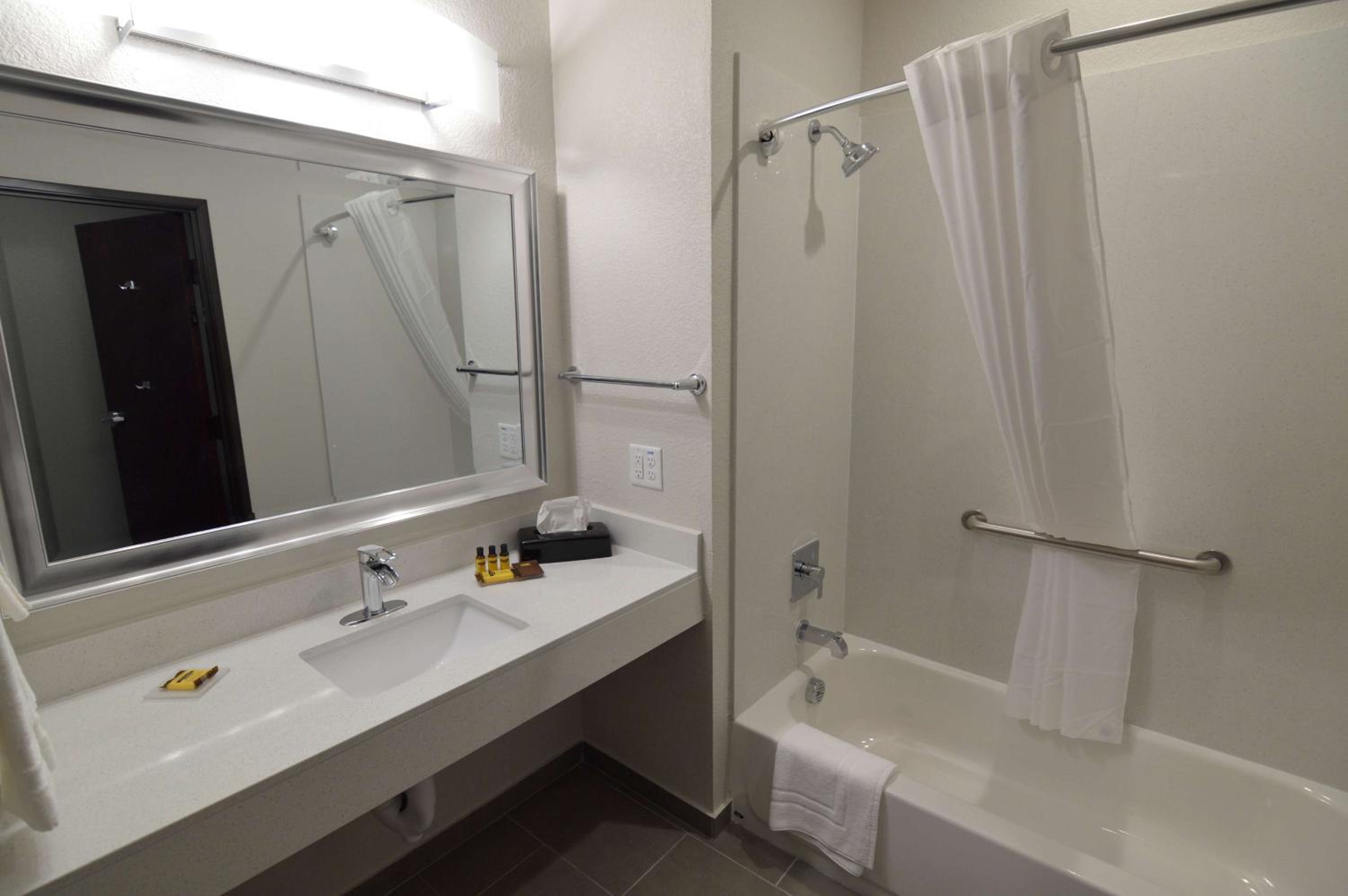 Queen Room with Two Queen Beds and Bath Tub - Disability Access/Non-Smoking  photo 2