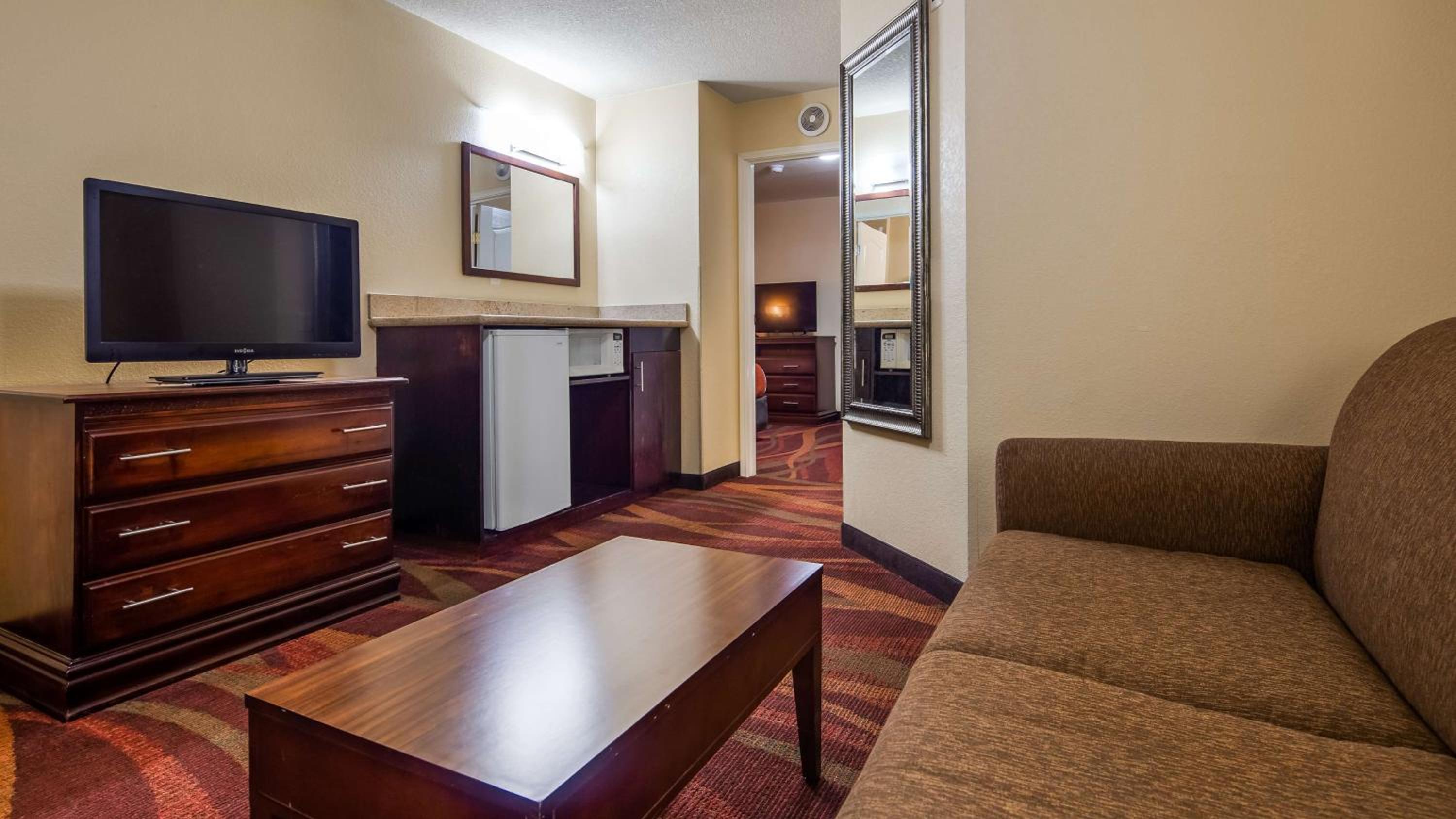 King Suite with Sofa Bed and Living Area - Non-Smoking - Photo 3