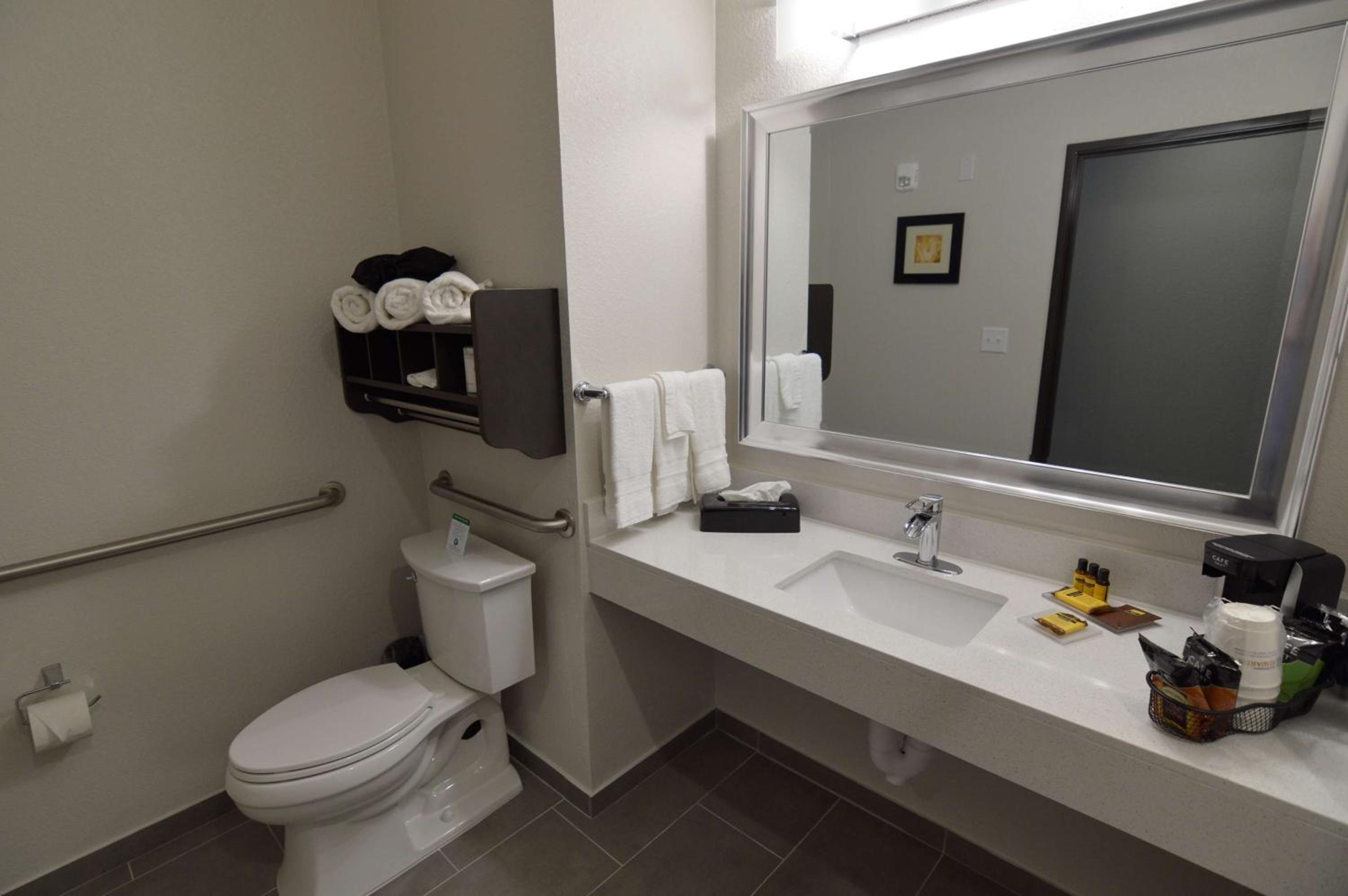 Queen Room with Two Queen Beds and Roll-In Shower - Disability Access/Non-Smoking photo 3