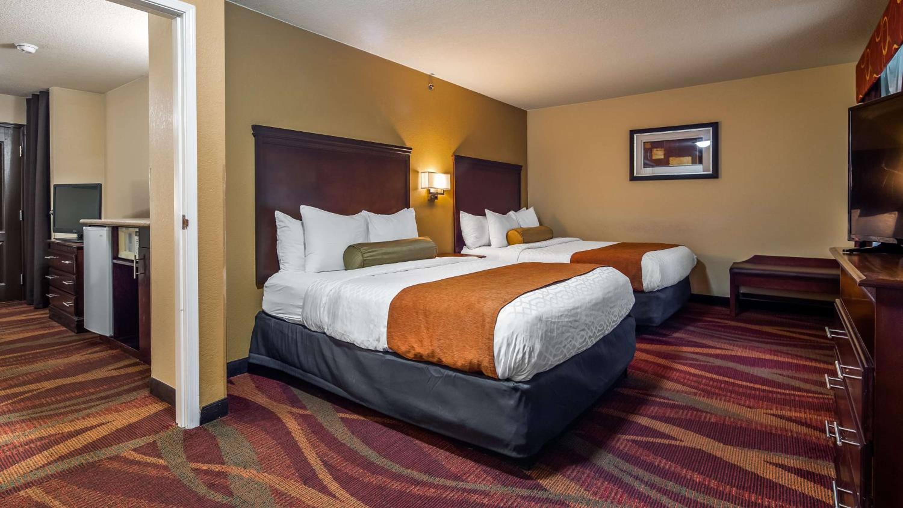 Queen Room with Two Queen Beds - Non-Smoking - Photo 1