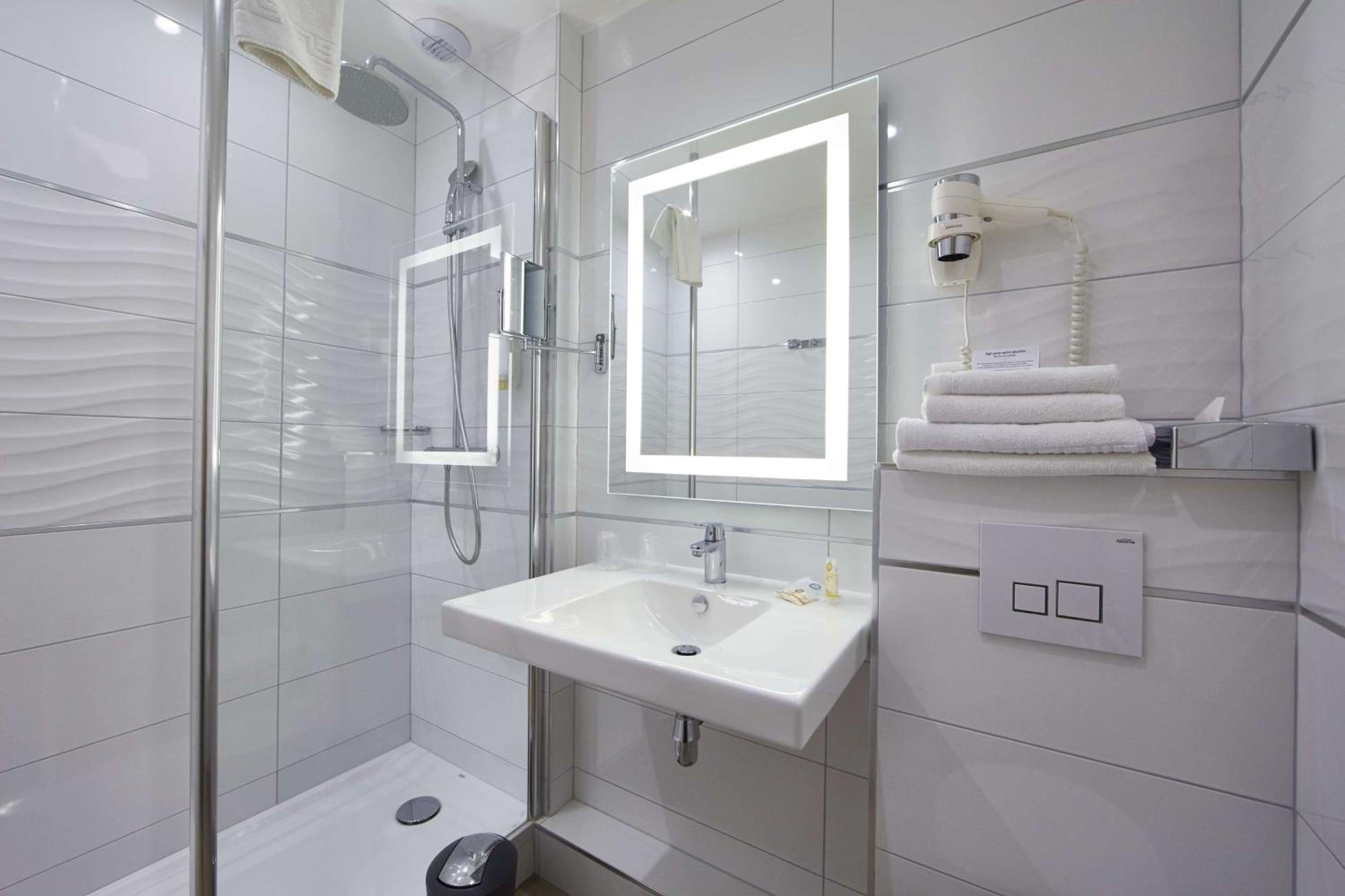 Deluxe Double or Twin Room - Photo 6
