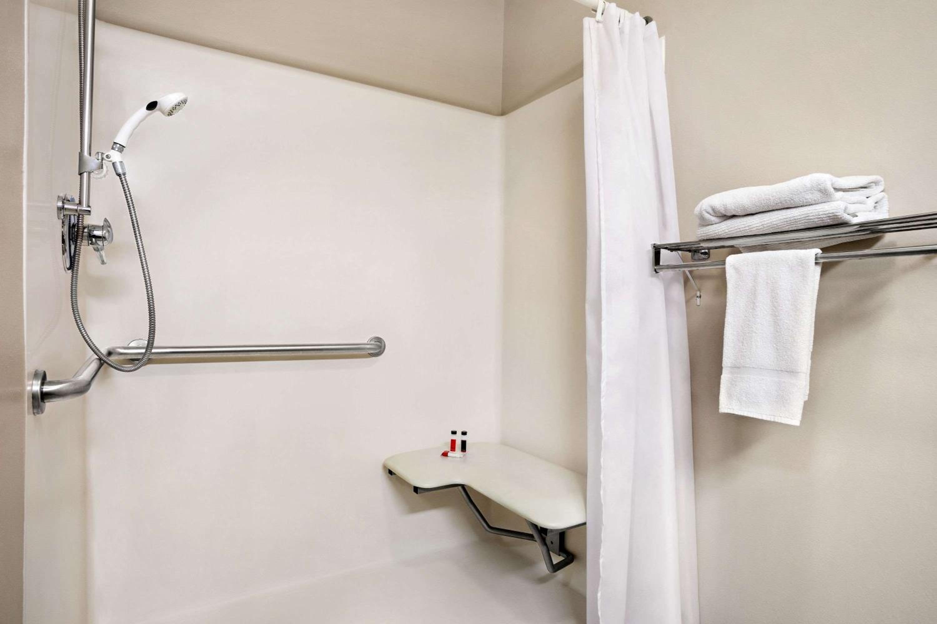 Queen Room - Mobility Access/Non-Smoking - Photo 3
